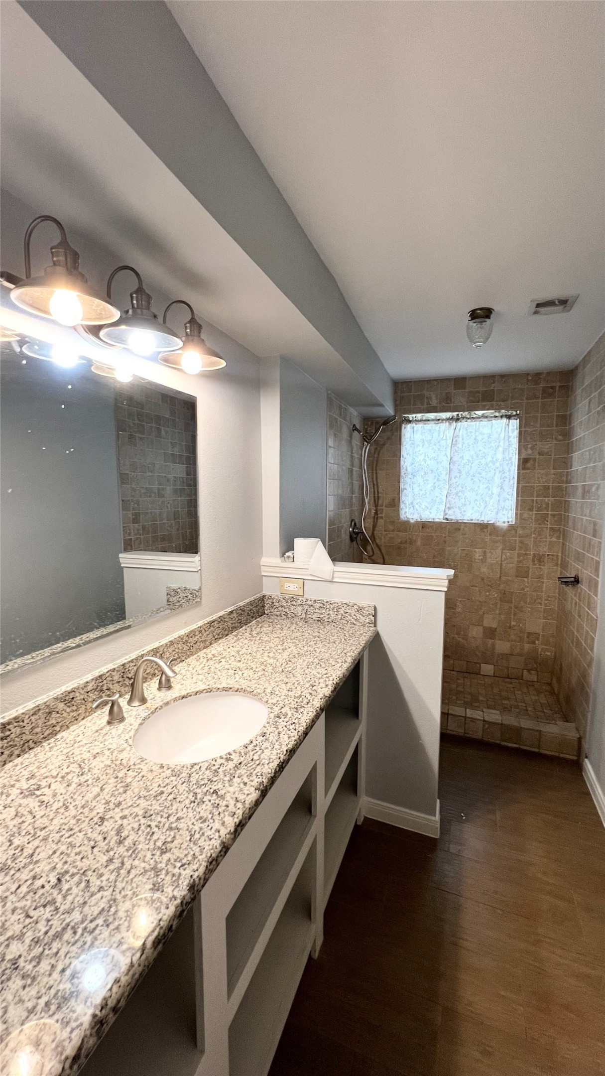 803 Glen Hollow Drive Property Photo 17
