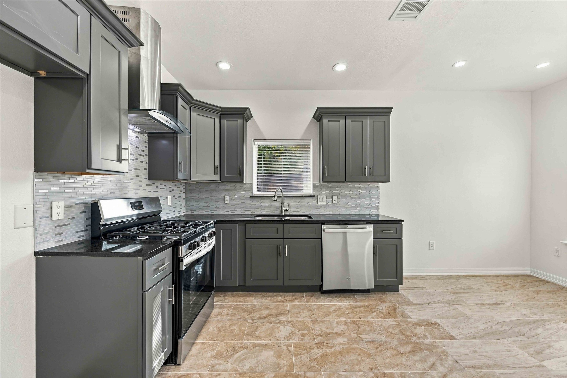 8147 Chateau Street Property Photo 5