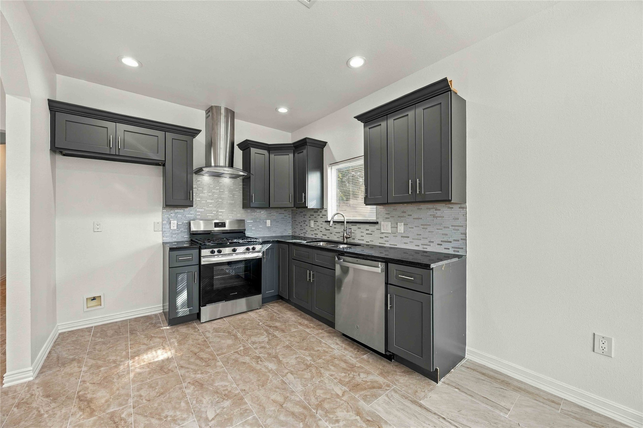 8147 Chateau Street Property Photo 7