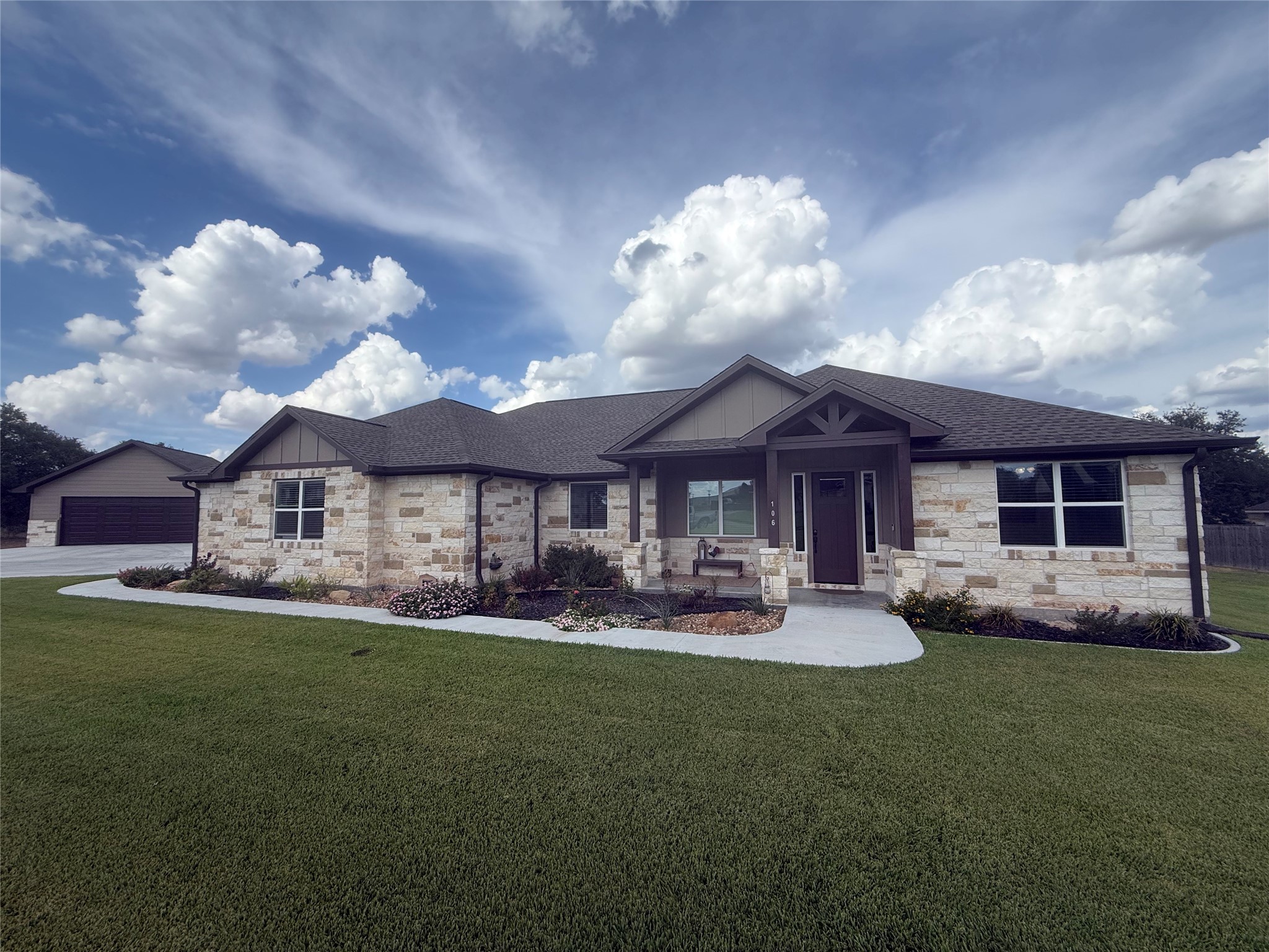 106 Laurel Oak Circle Property Photo 1