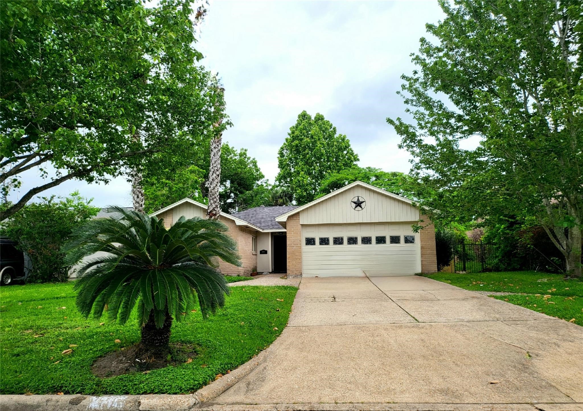 2711 S Brompton Drive Property Photo 1