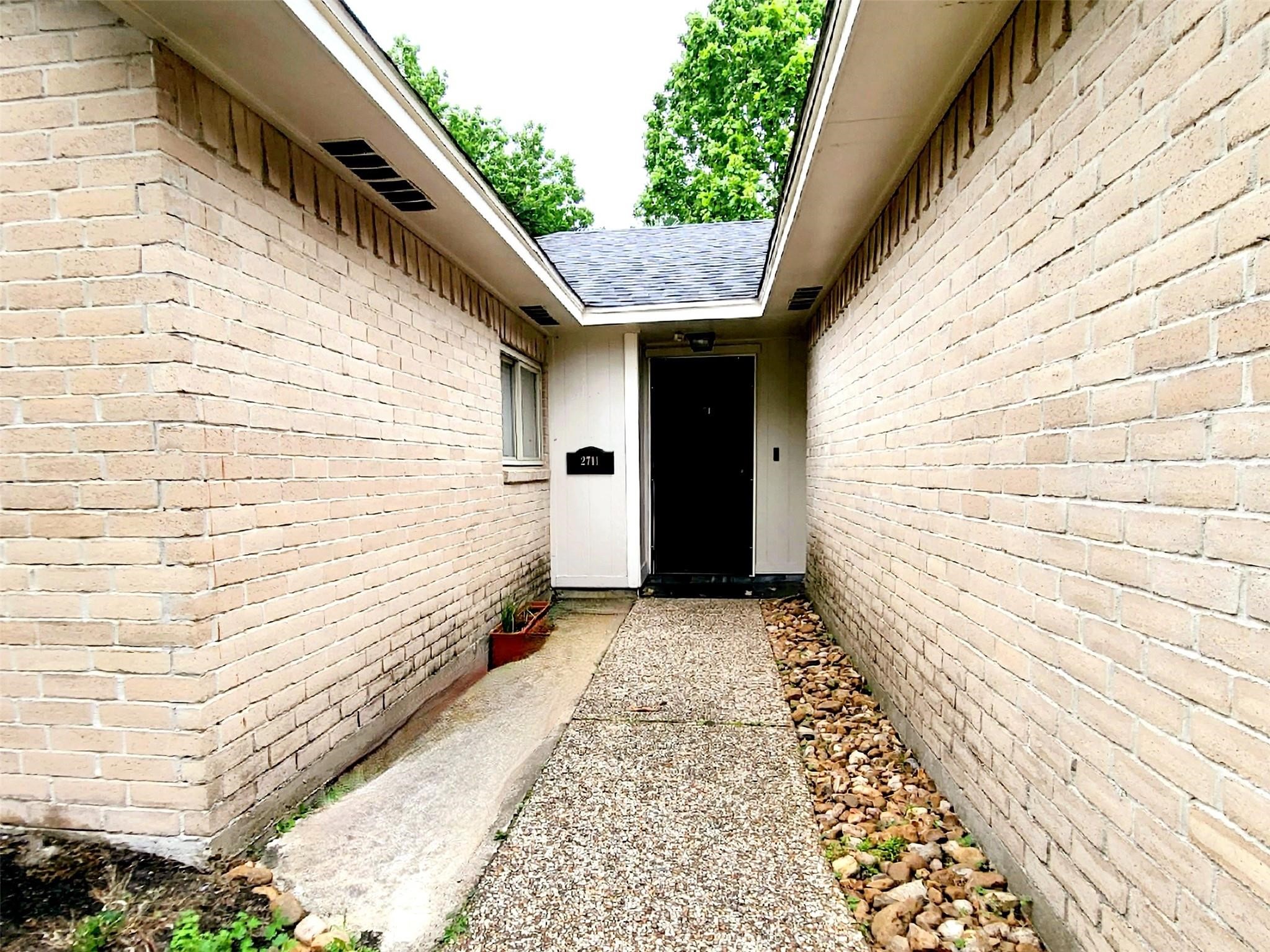 2711 S Brompton Drive Property Photo 2