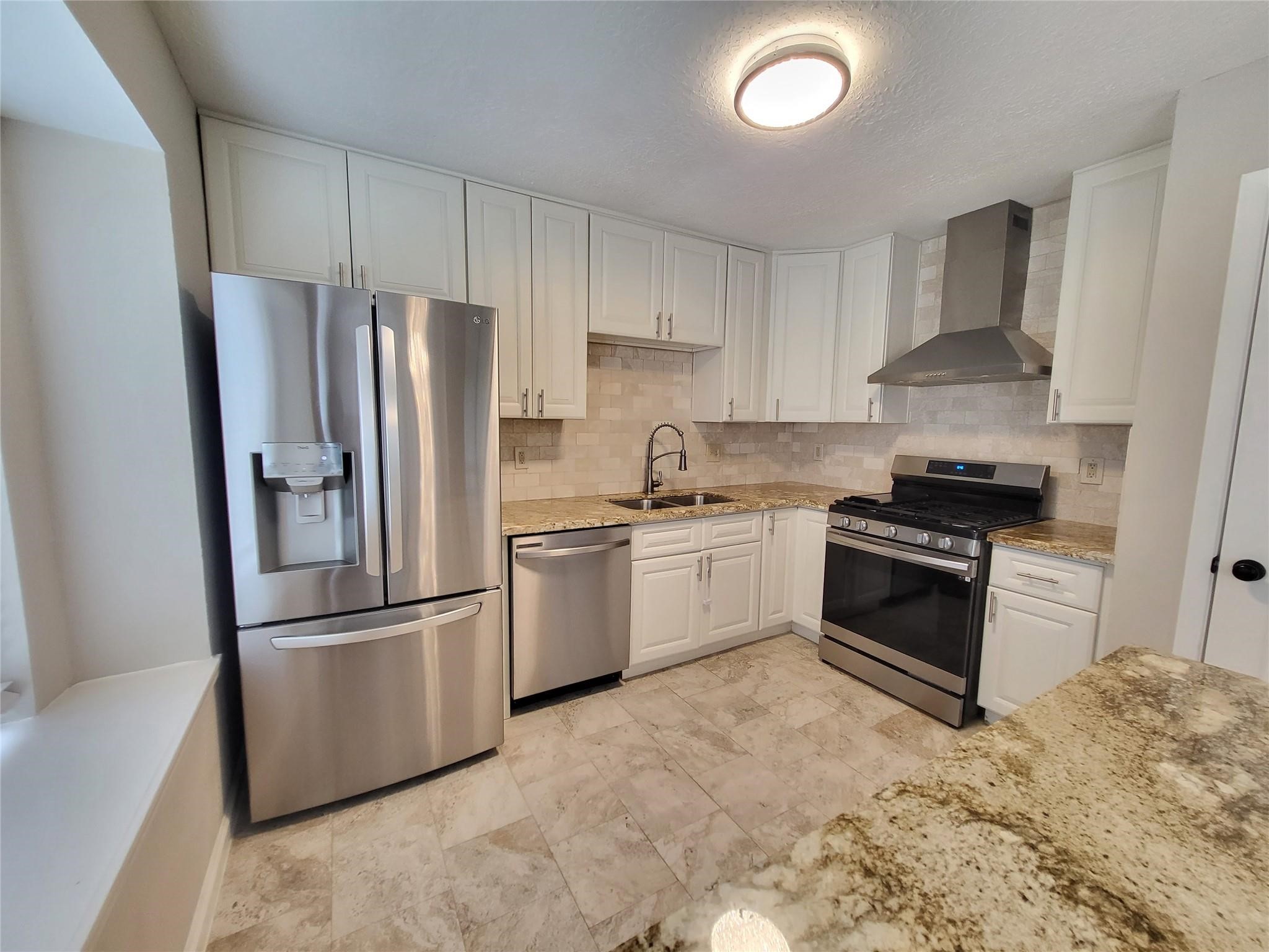 2711 S Brompton Drive Property Photo 6