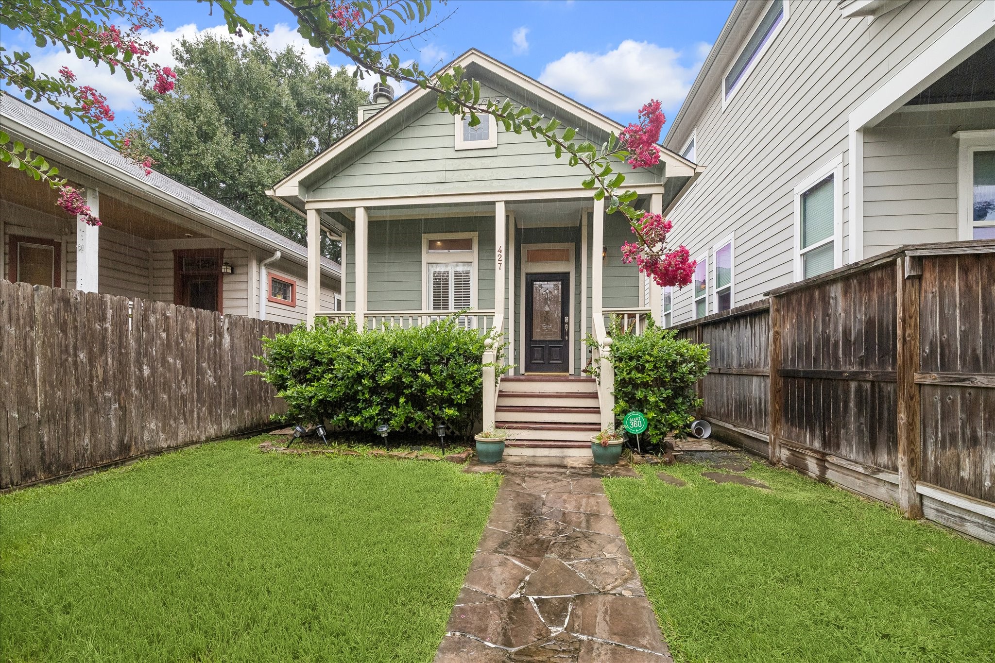 427 W 24th Street Property Photo 1