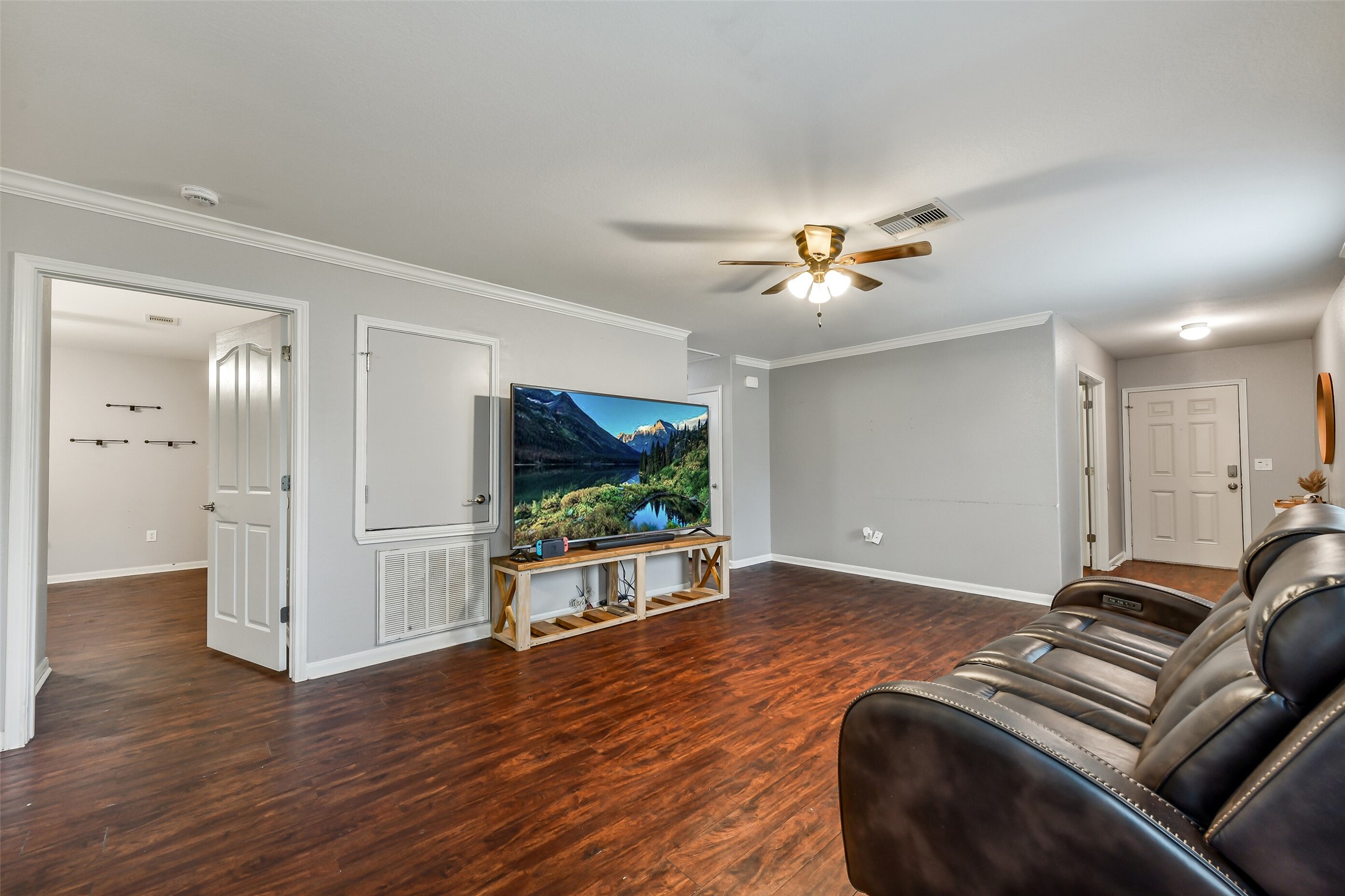 4221 Darby Street Property Photo 8