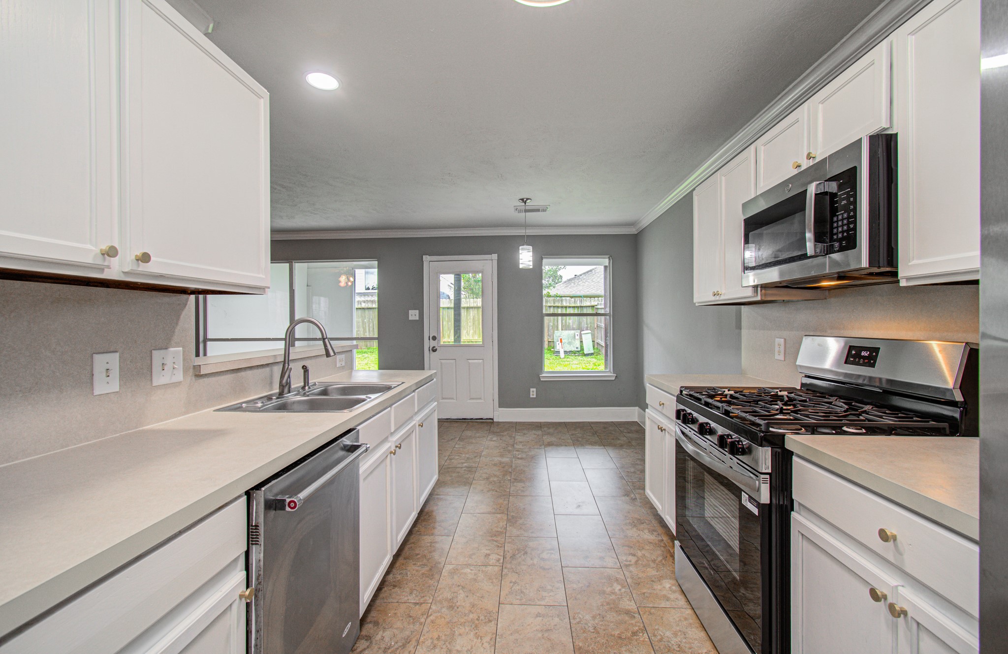 13963 Maximos Drive Property Photo 11