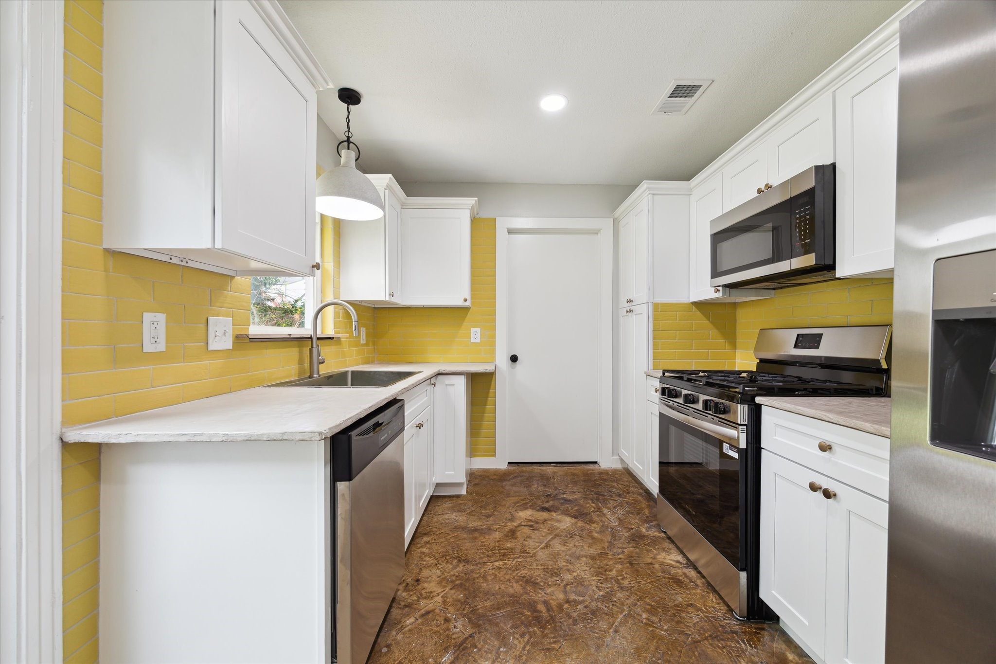 522 Barkley Street Property Photo 4