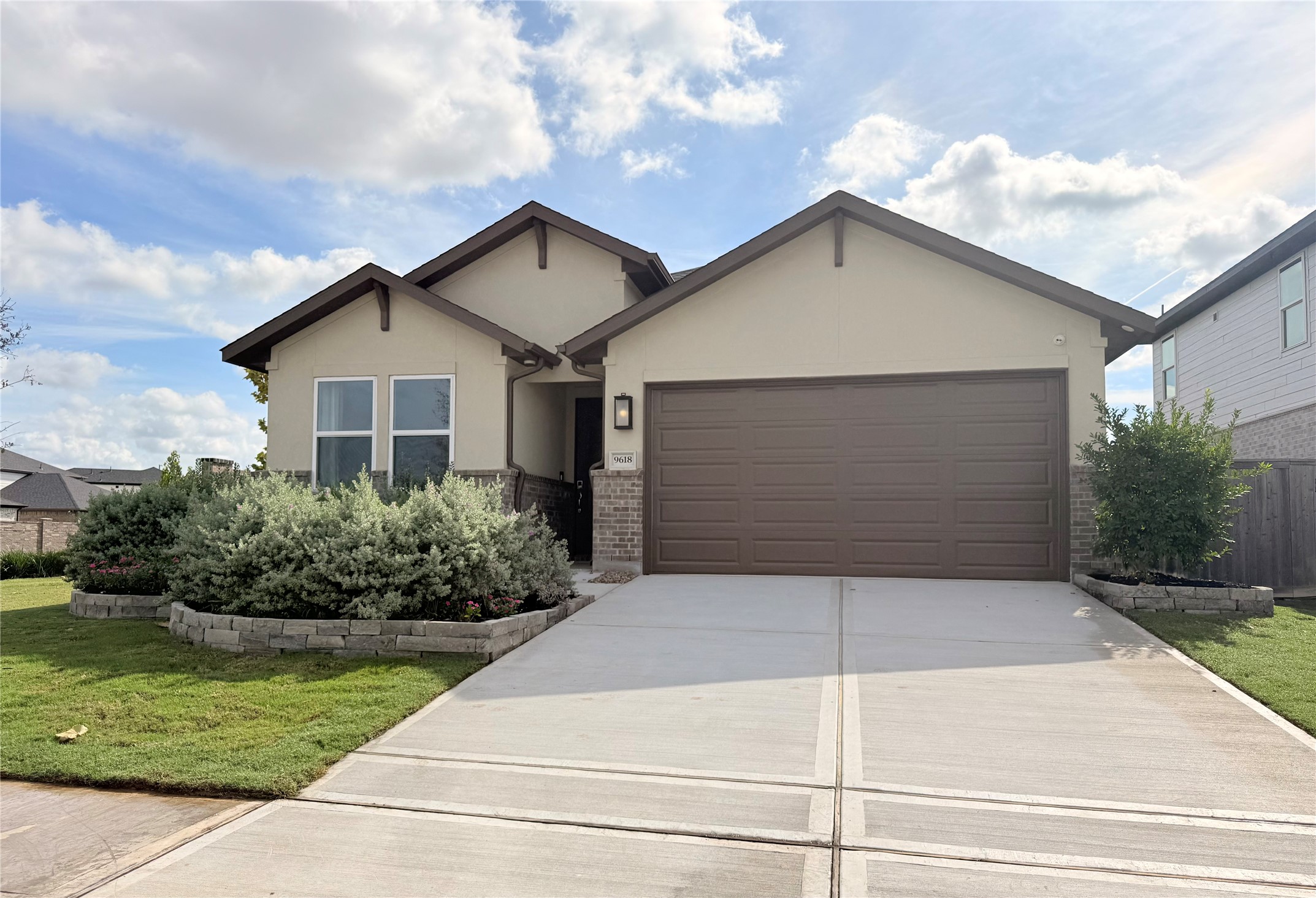 9618 Skyway Creek Drive Property Photo 1