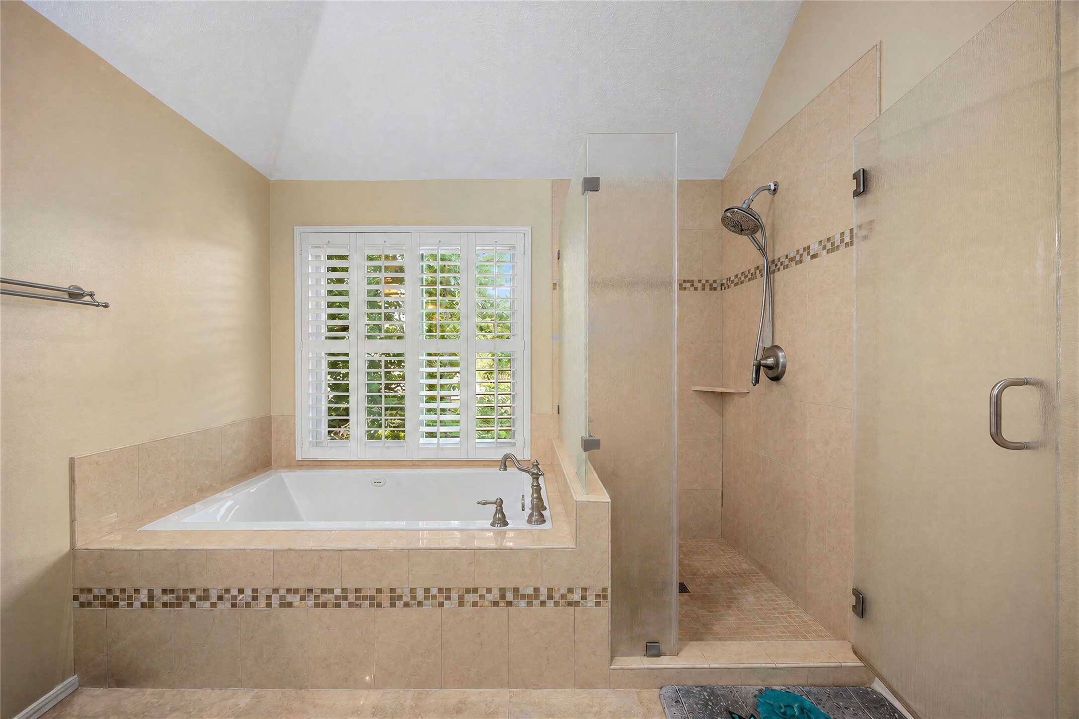 7407 Knoll Cliff Court Property Photo 25