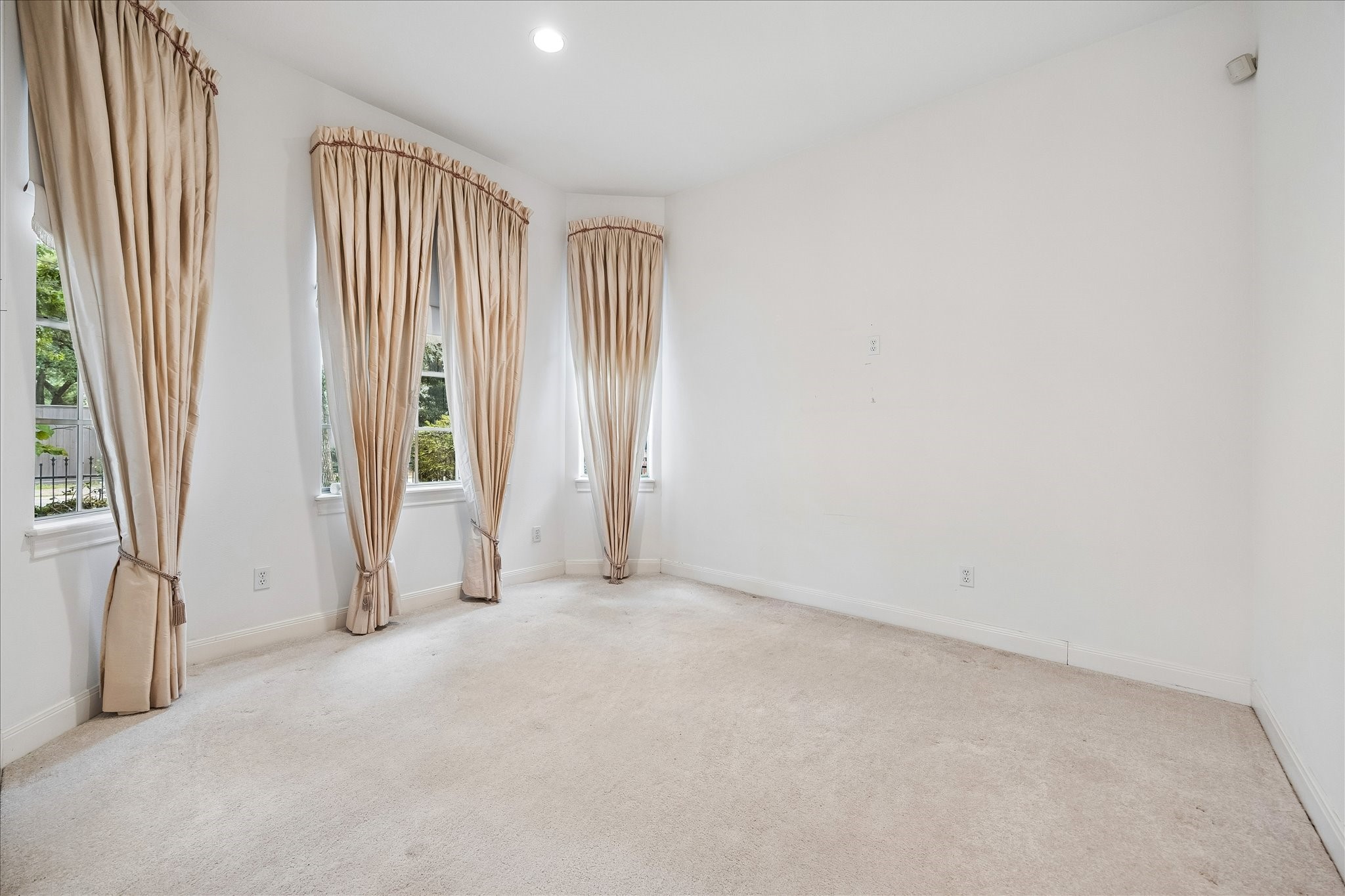 6202 Pickens Street Property Photo 4