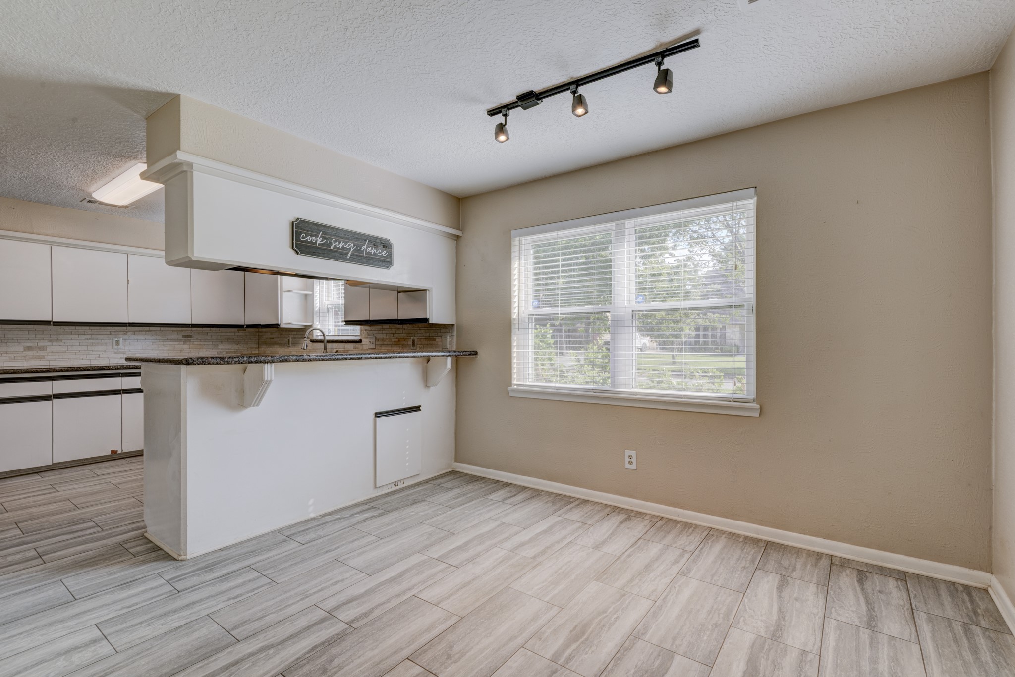 5503 Glenmere Lane Property Photo 10