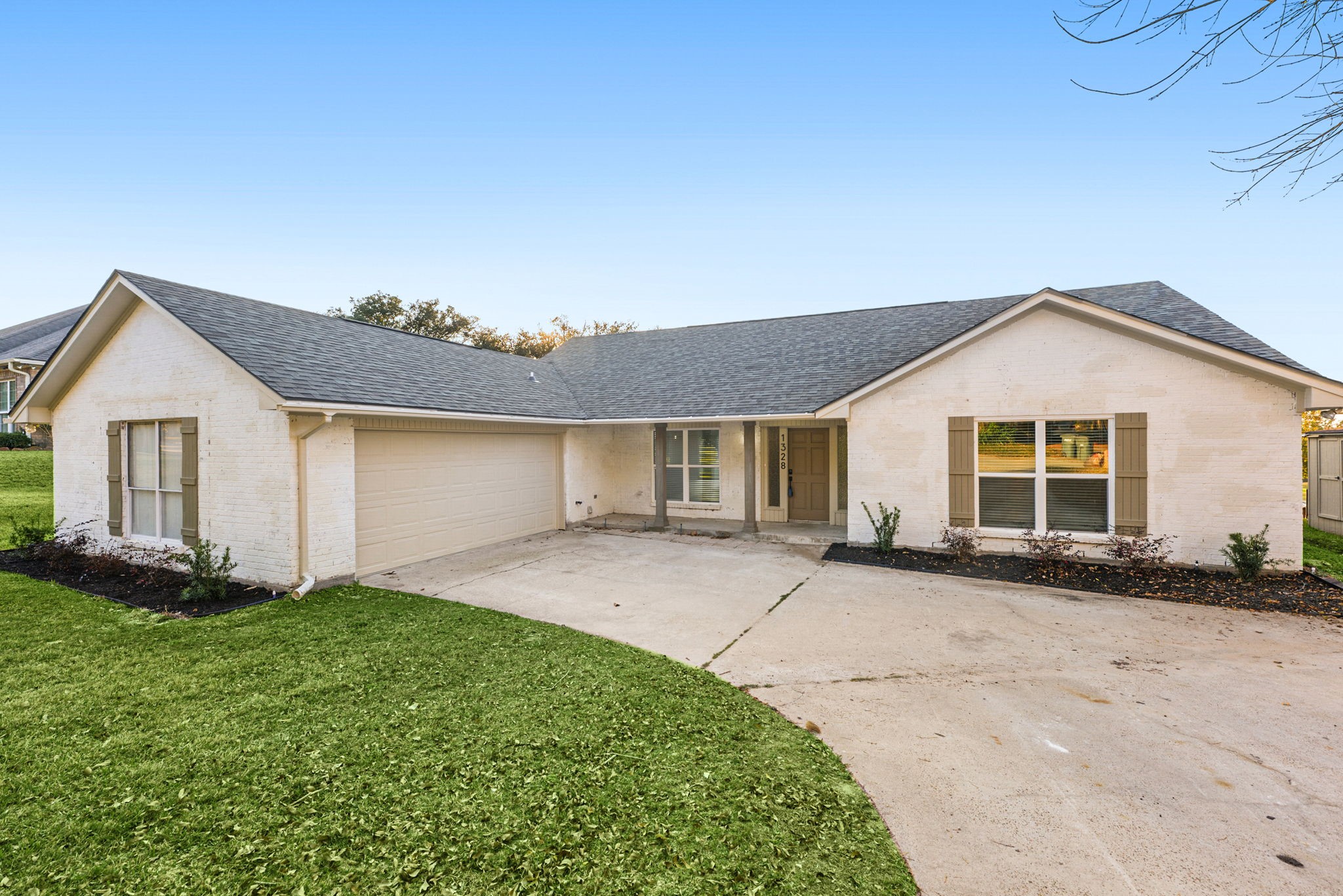 1328 Green Briar Drive Property Photo 5