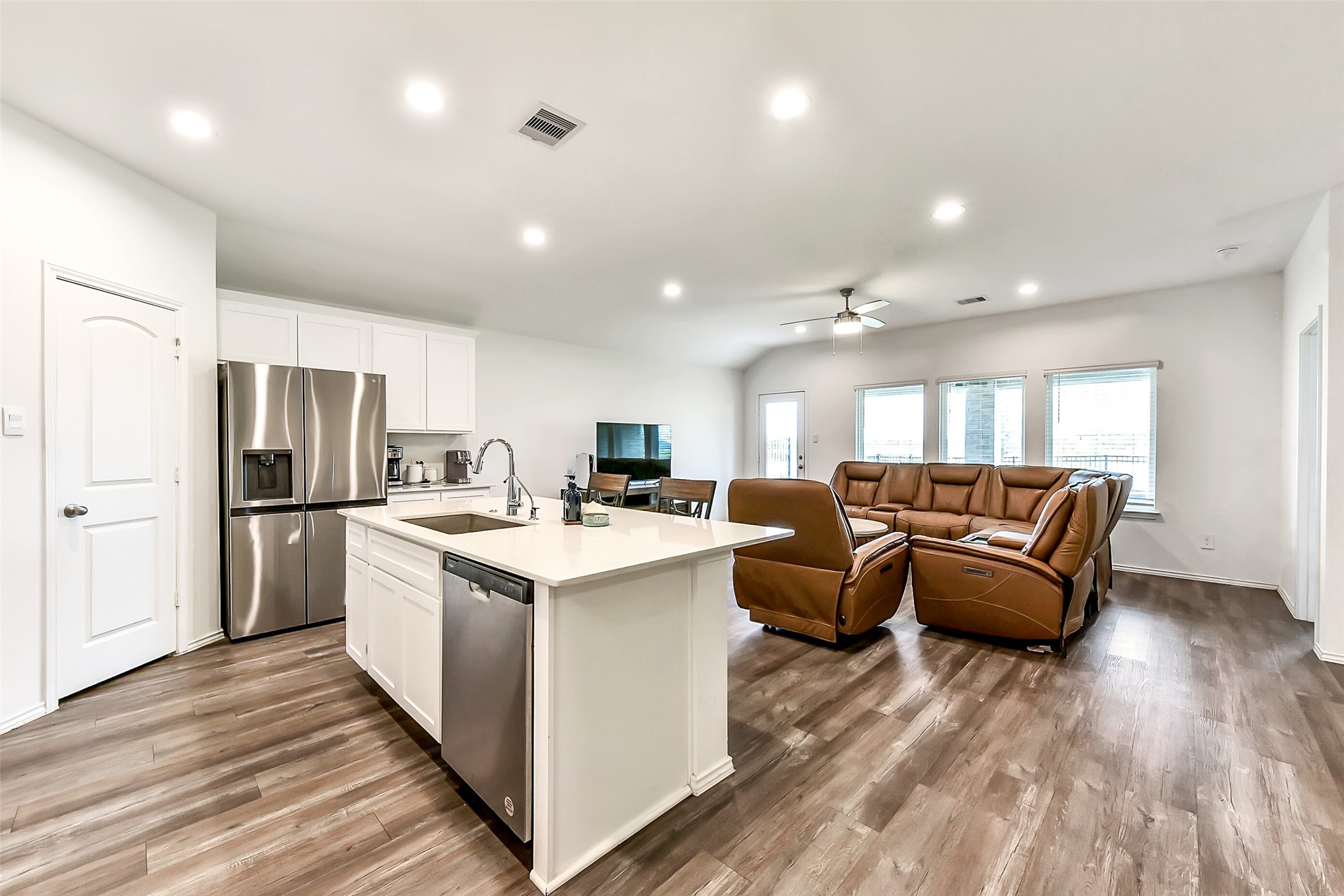 3041 Emerald Ocean Drive Property Photo 8