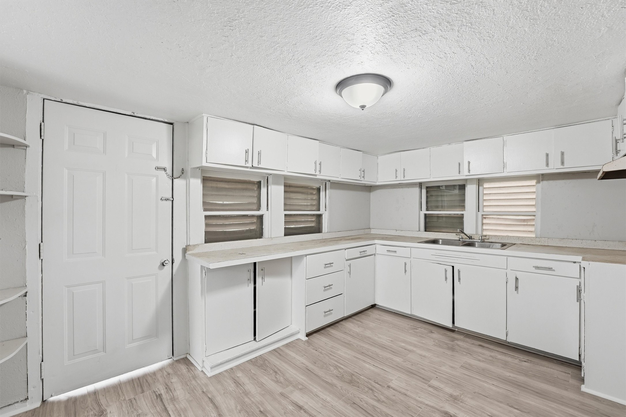 811 W Broad Street Property Photo 19