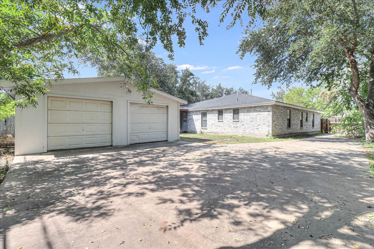 2111 E Lott Avenue Property Photo 1