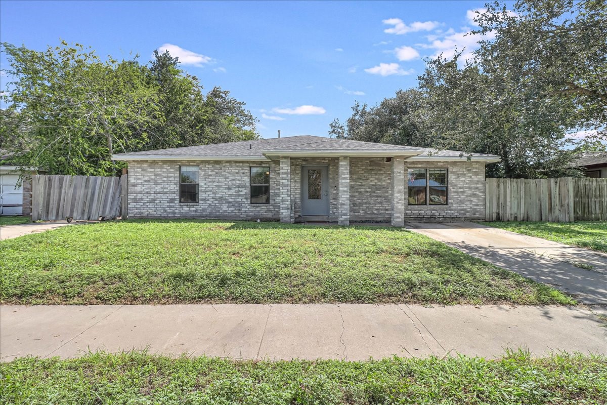 2111 E Lott Avenue Property Photo 6
