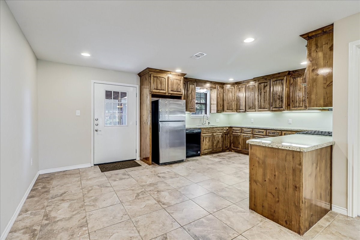 2111 E Lott Avenue Property Photo 20