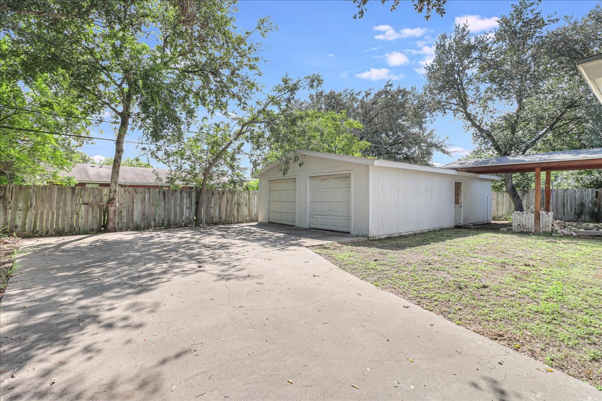 2111 E Lott Avenue Property Photo 44