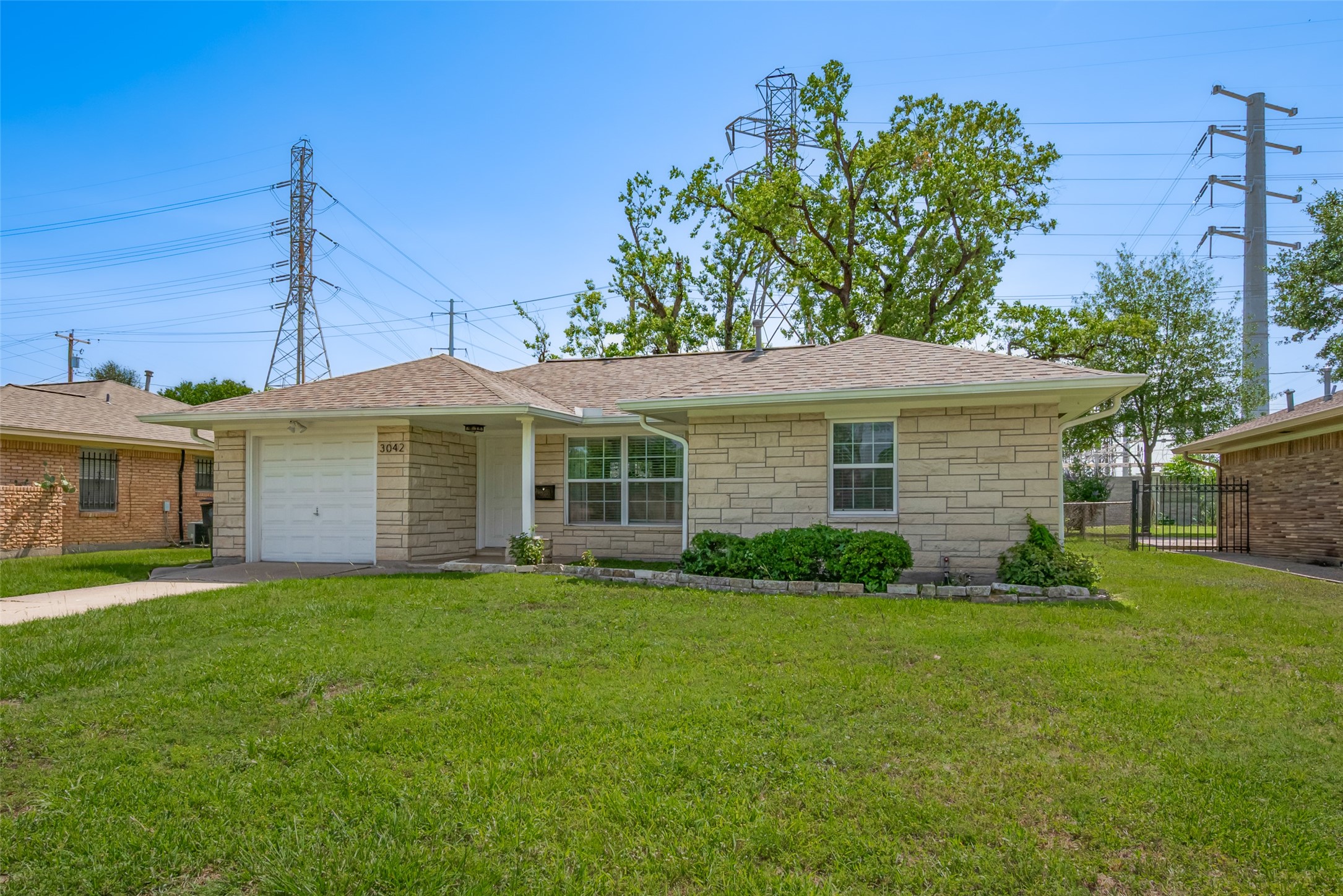 3042 Oak Forest Drive Property Photo 2