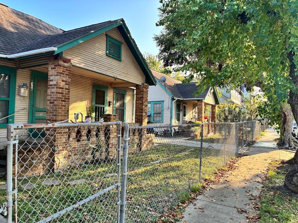 305 Eastwood Street, Houston Tx 77011 Property Photo 1