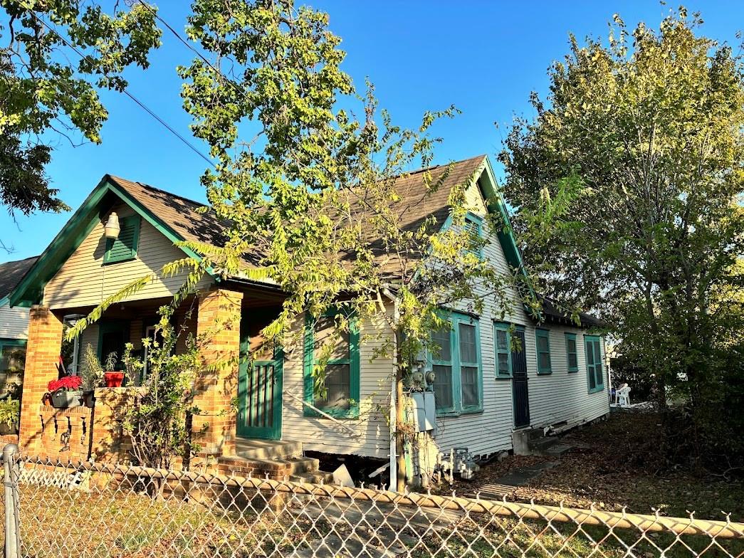 305 Eastwood Street, Houston Tx 77011 Property Photo 5