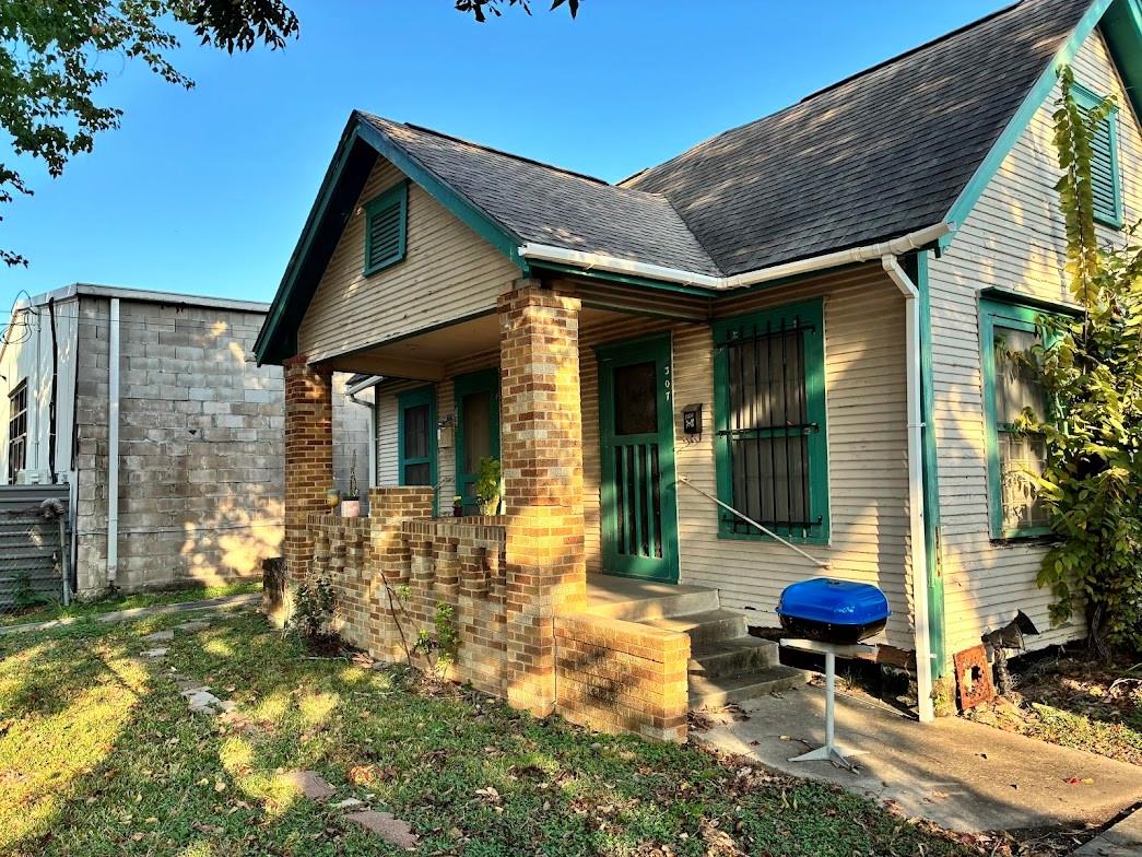 305 Eastwood Street, Houston Tx 77011 Property Photo 7