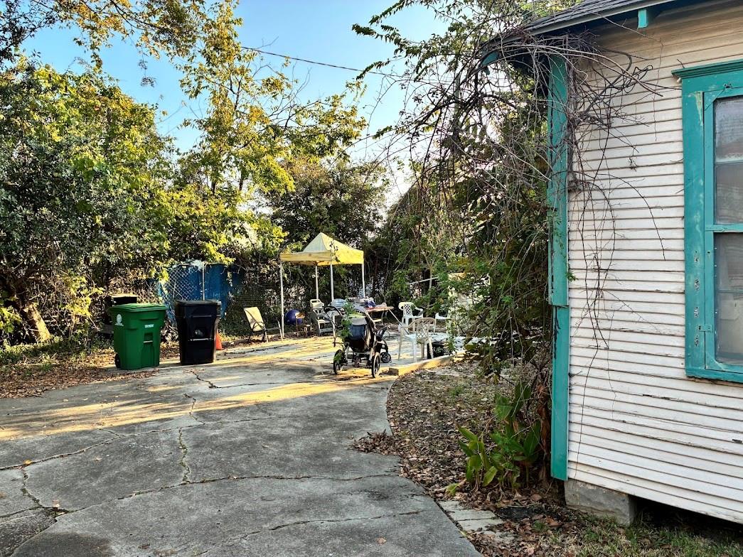 305 Eastwood Street, Houston Tx 77011 Property Photo 9