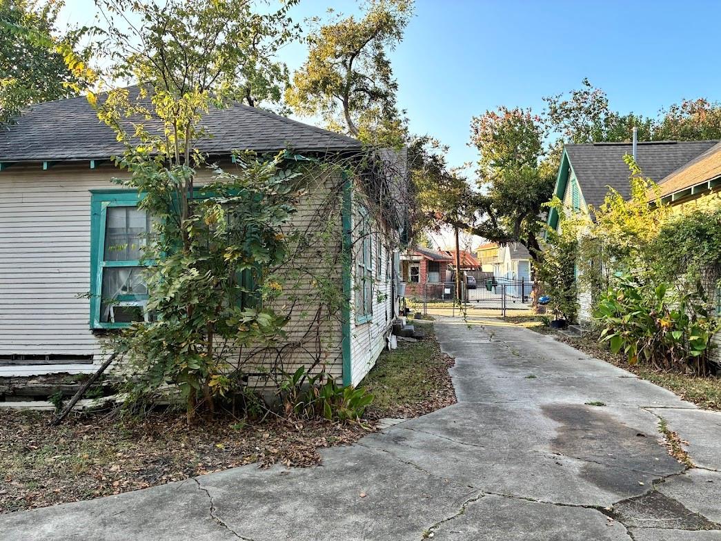 305 Eastwood Street, Houston Tx 77011 Property Photo 12