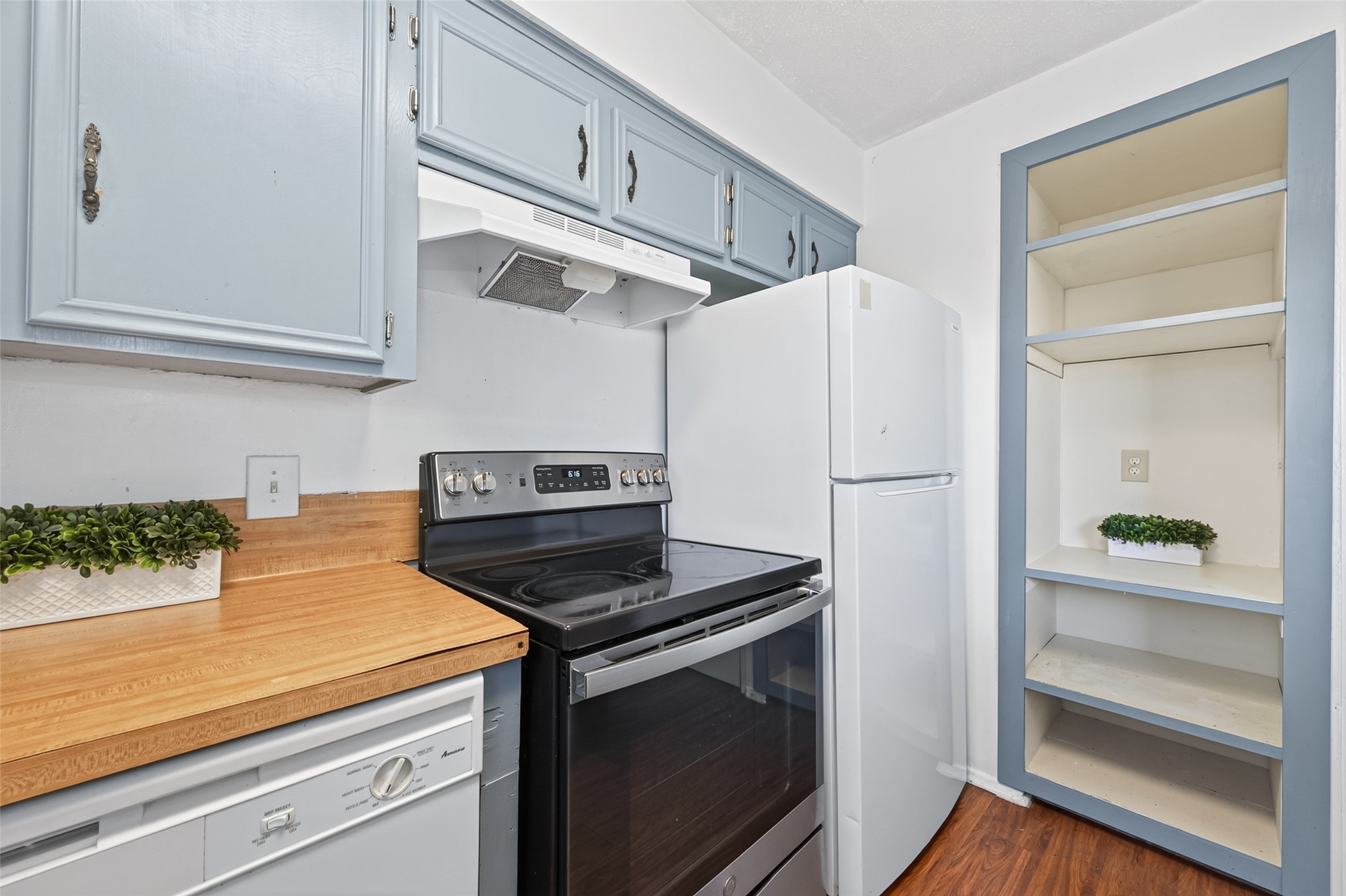 7714 Renwick Drive D13 Property Photo 10