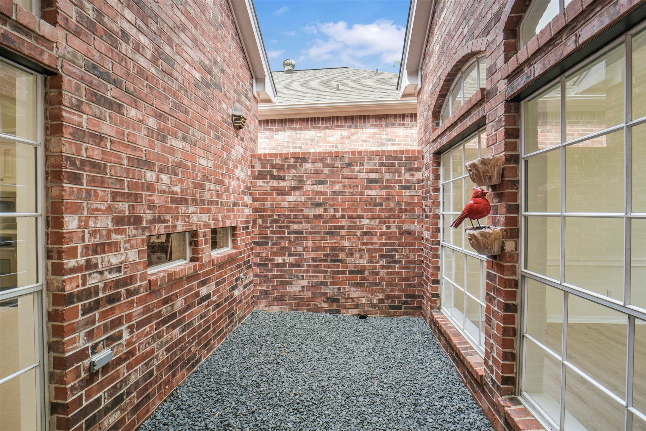 6885 Tournament Drive Property Photo 7