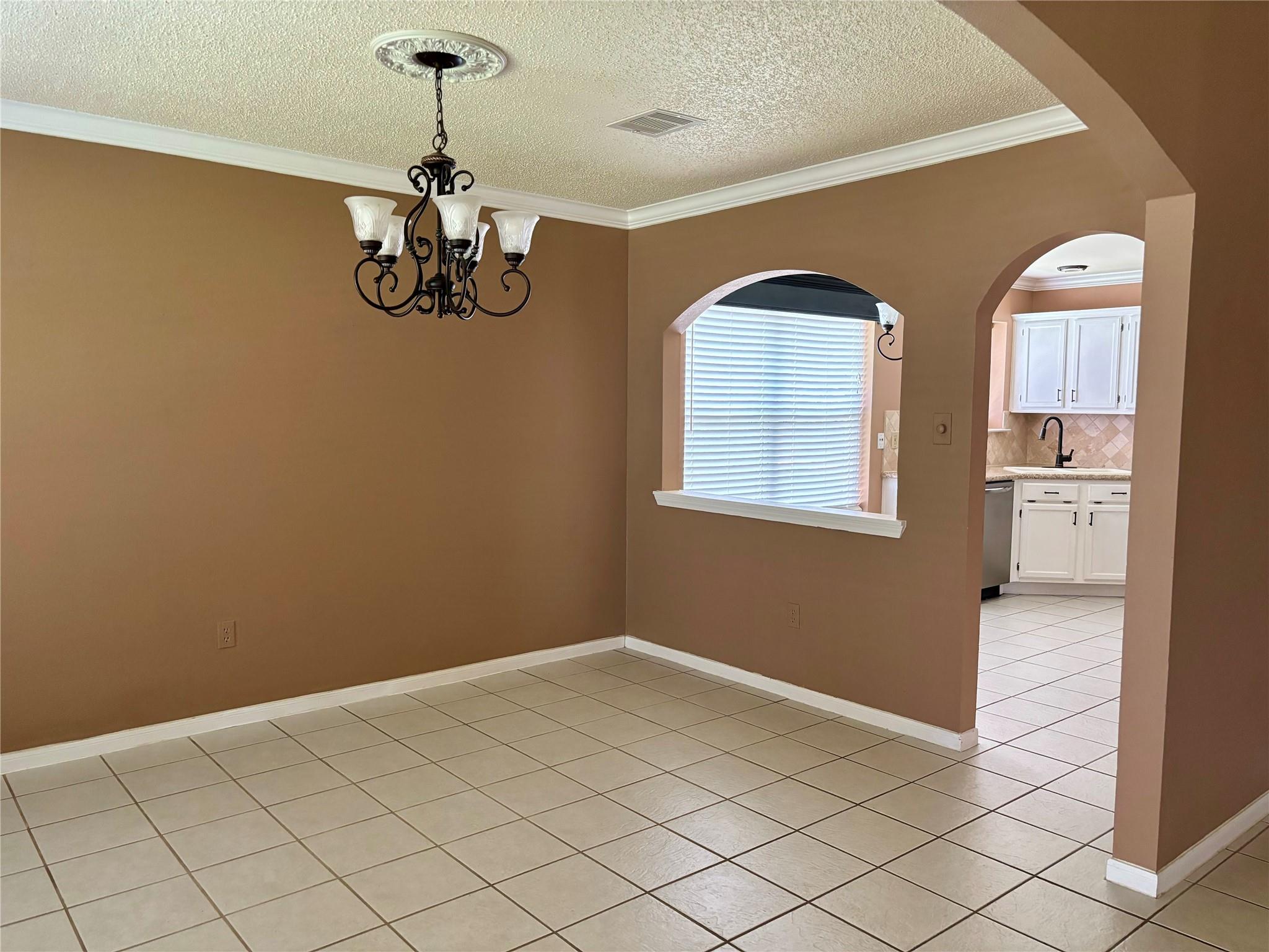3909 Ashwood Drive Property Photo 2