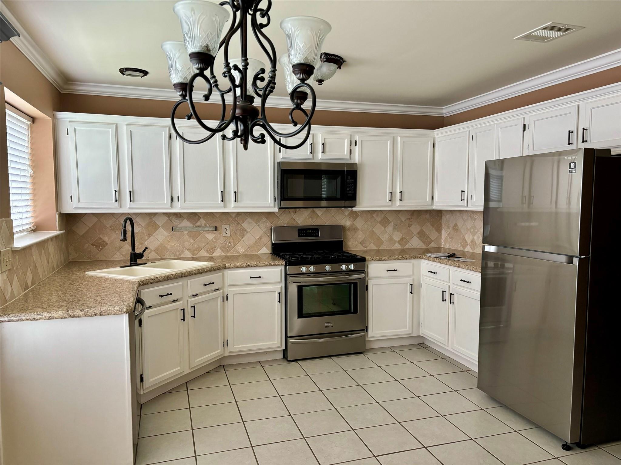 3909 Ashwood Drive Property Photo 8