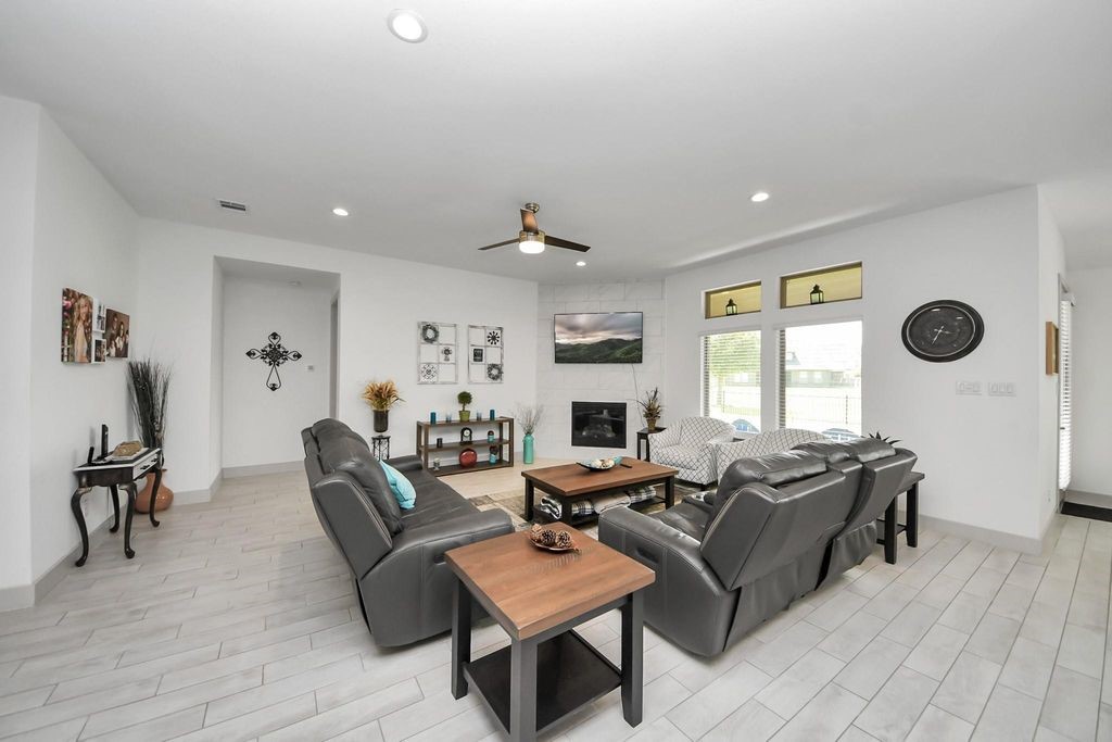 2539 Ravenna Court Property Photo 6