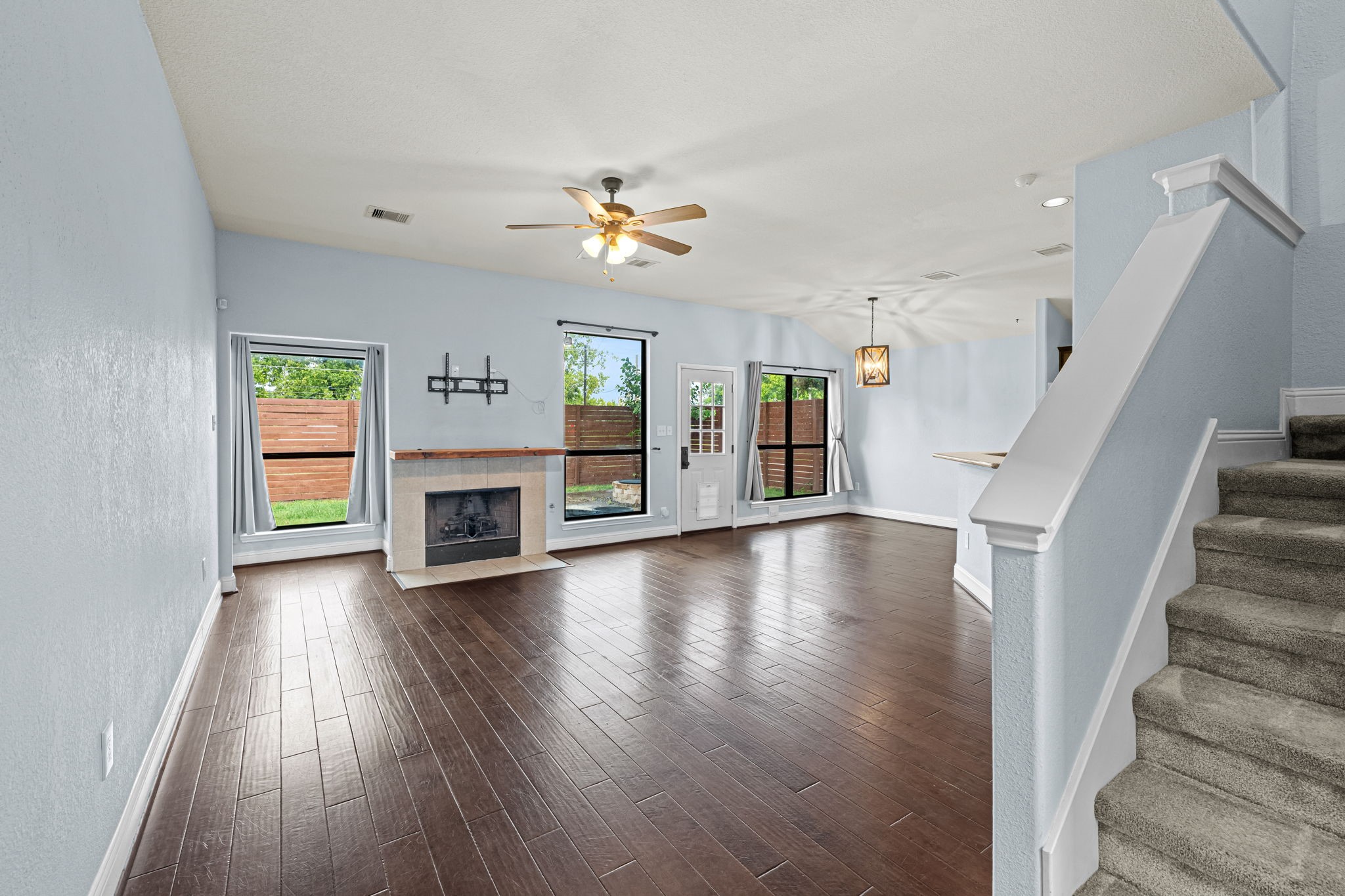 5102 Hardy Street Property Photo 6