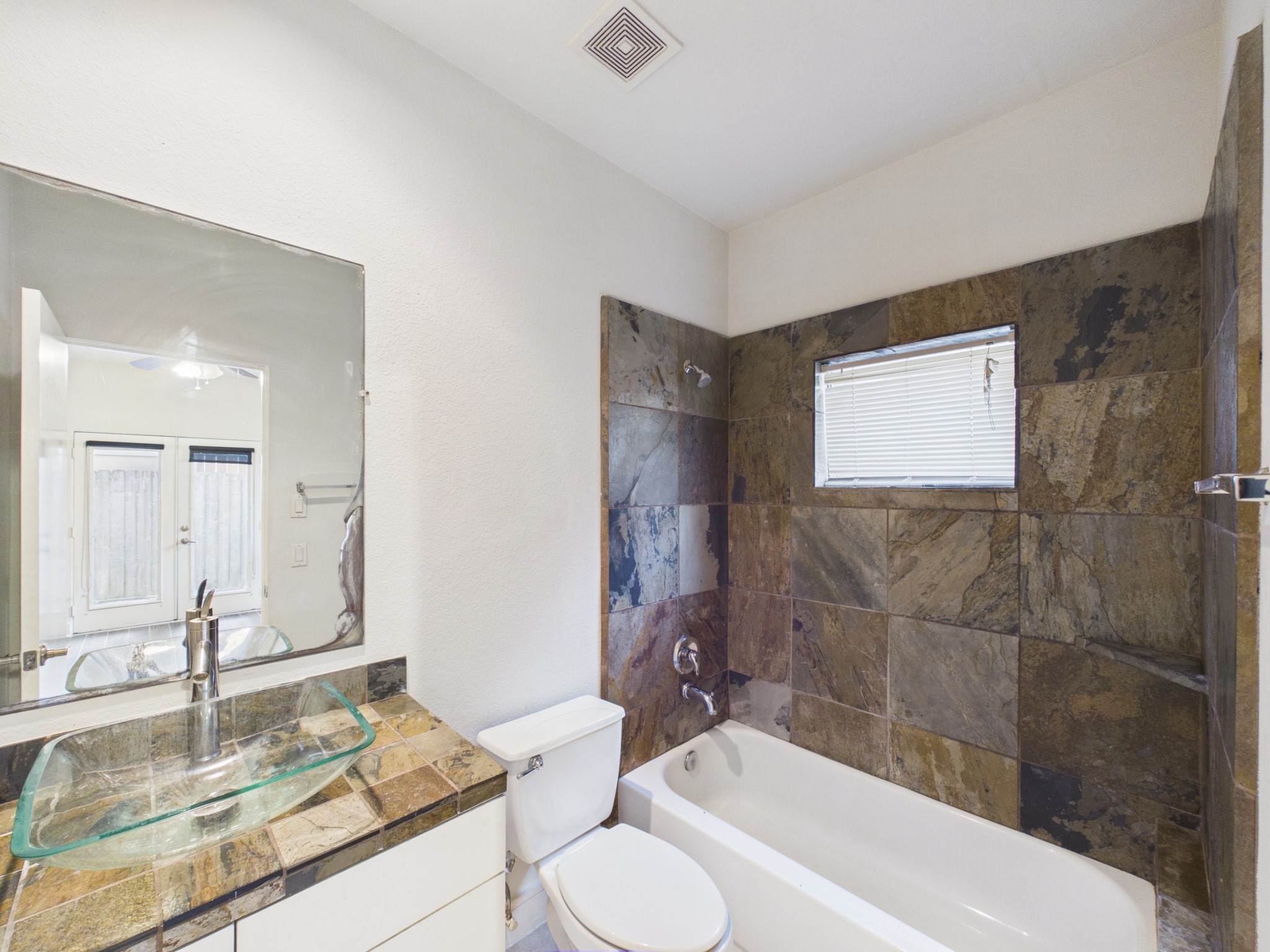 5425 Floyd Street Property Photo 3