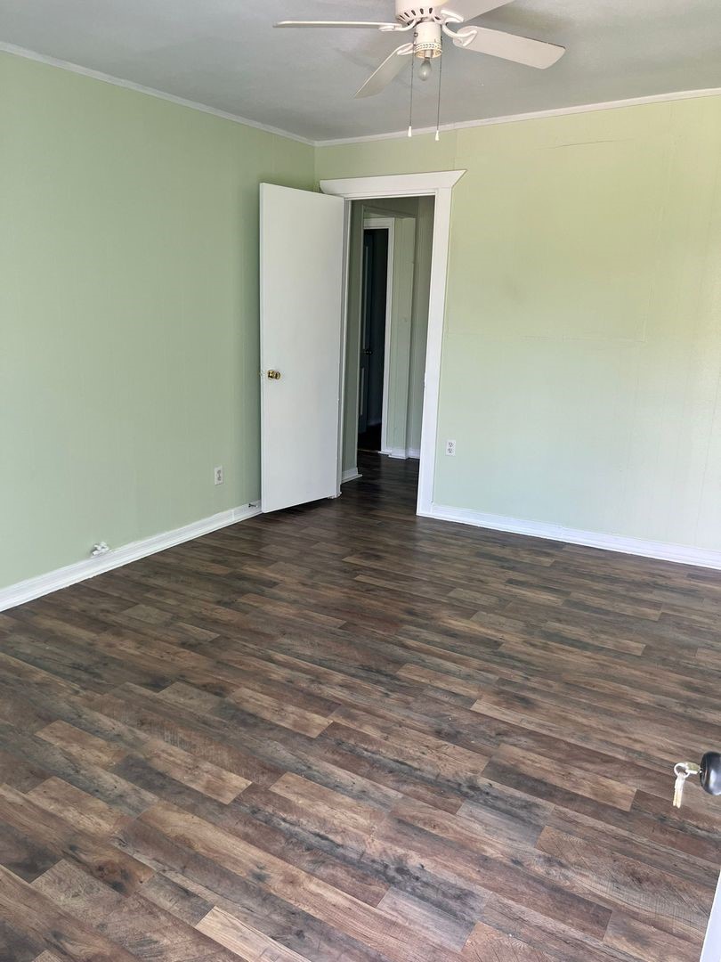 527 W 8th Street Property Photo 3