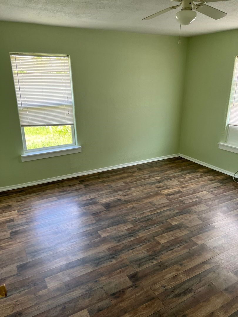 527 W 8th Street Property Photo 7