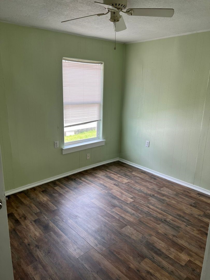 527 W 8th Street Property Photo 8