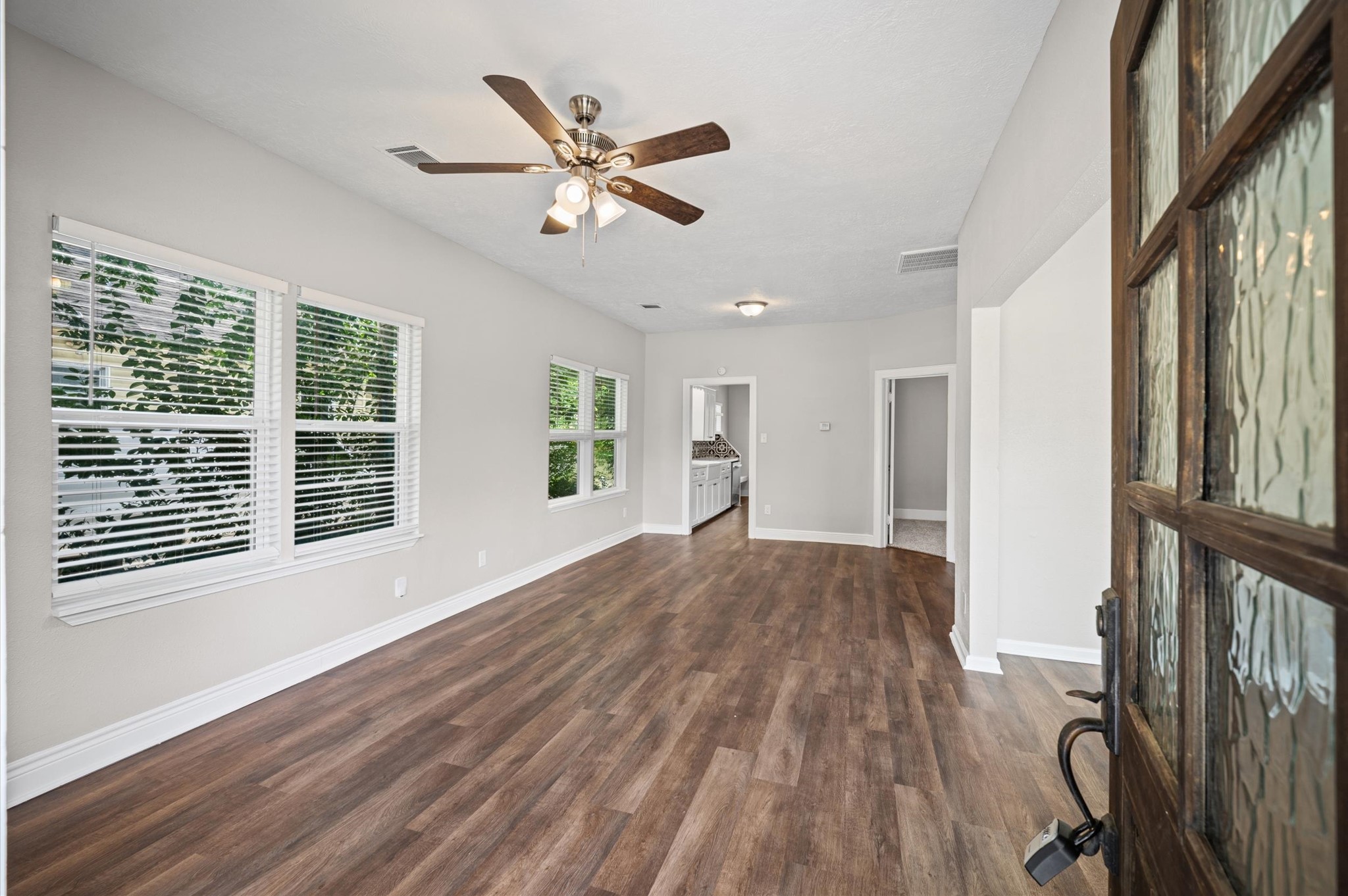 909 King Street Property Photo 5