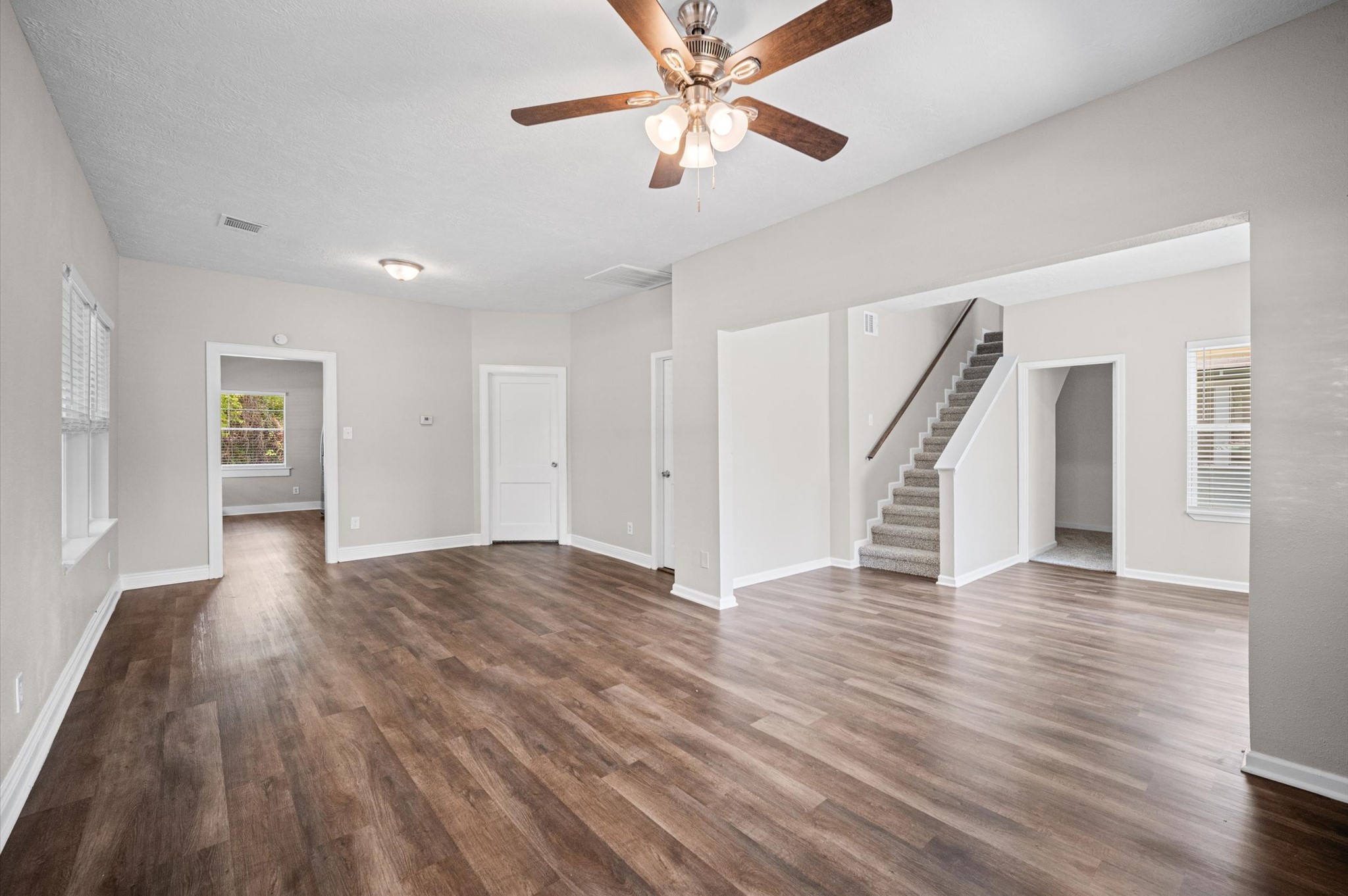 909 King Street Property Photo 10