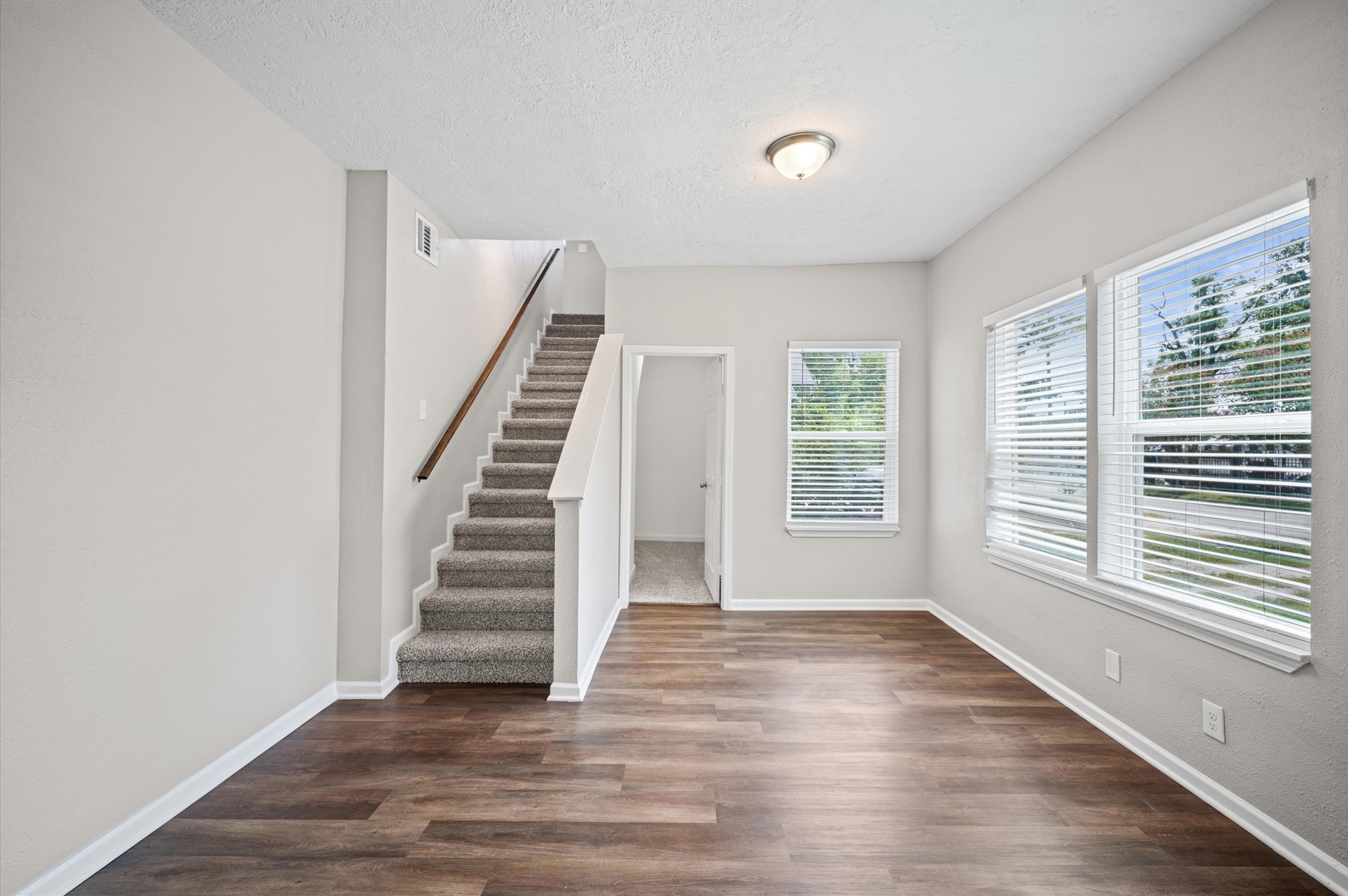 909 King Street Property Photo 11
