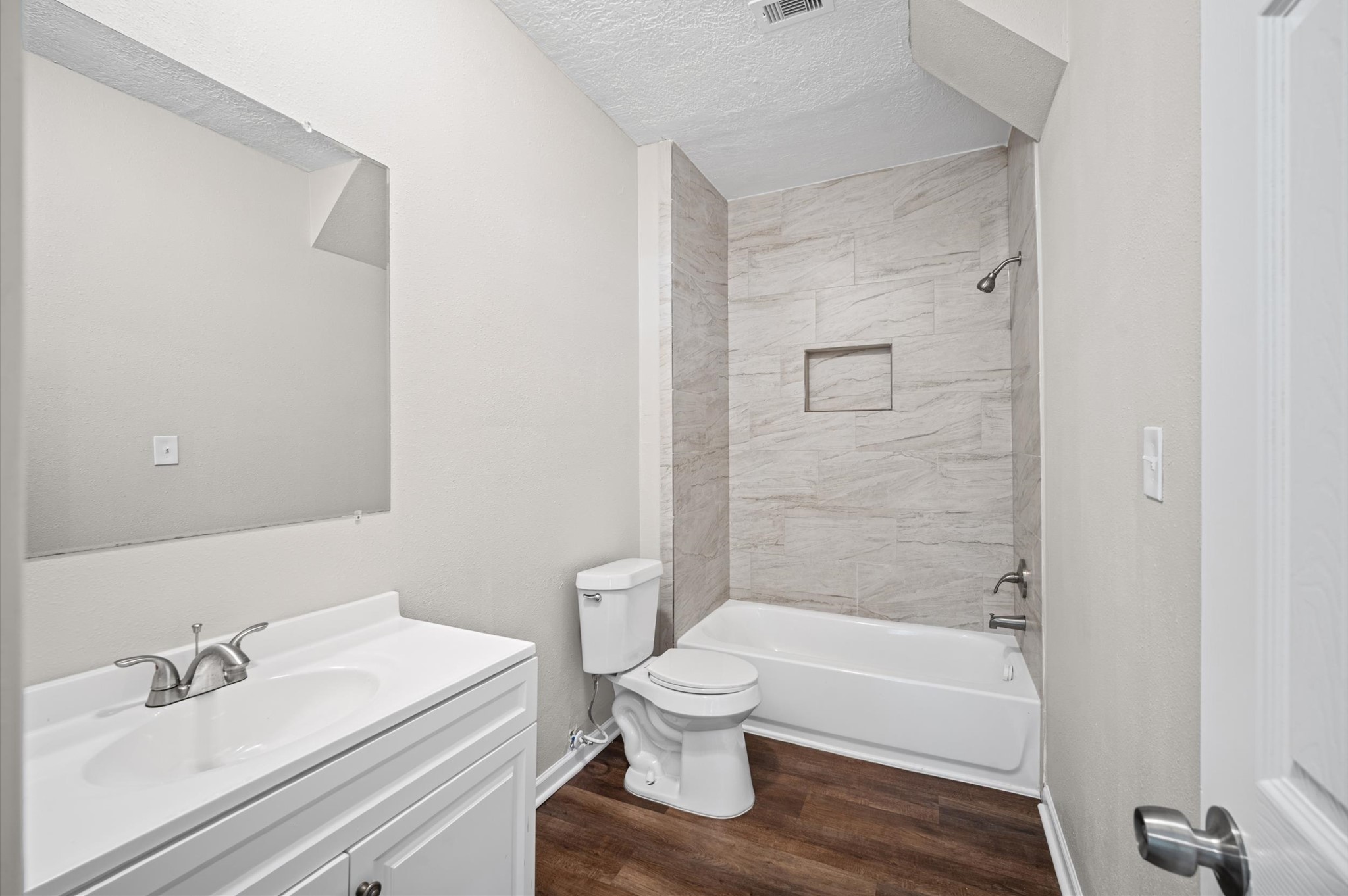 909 King Street Property Photo 12