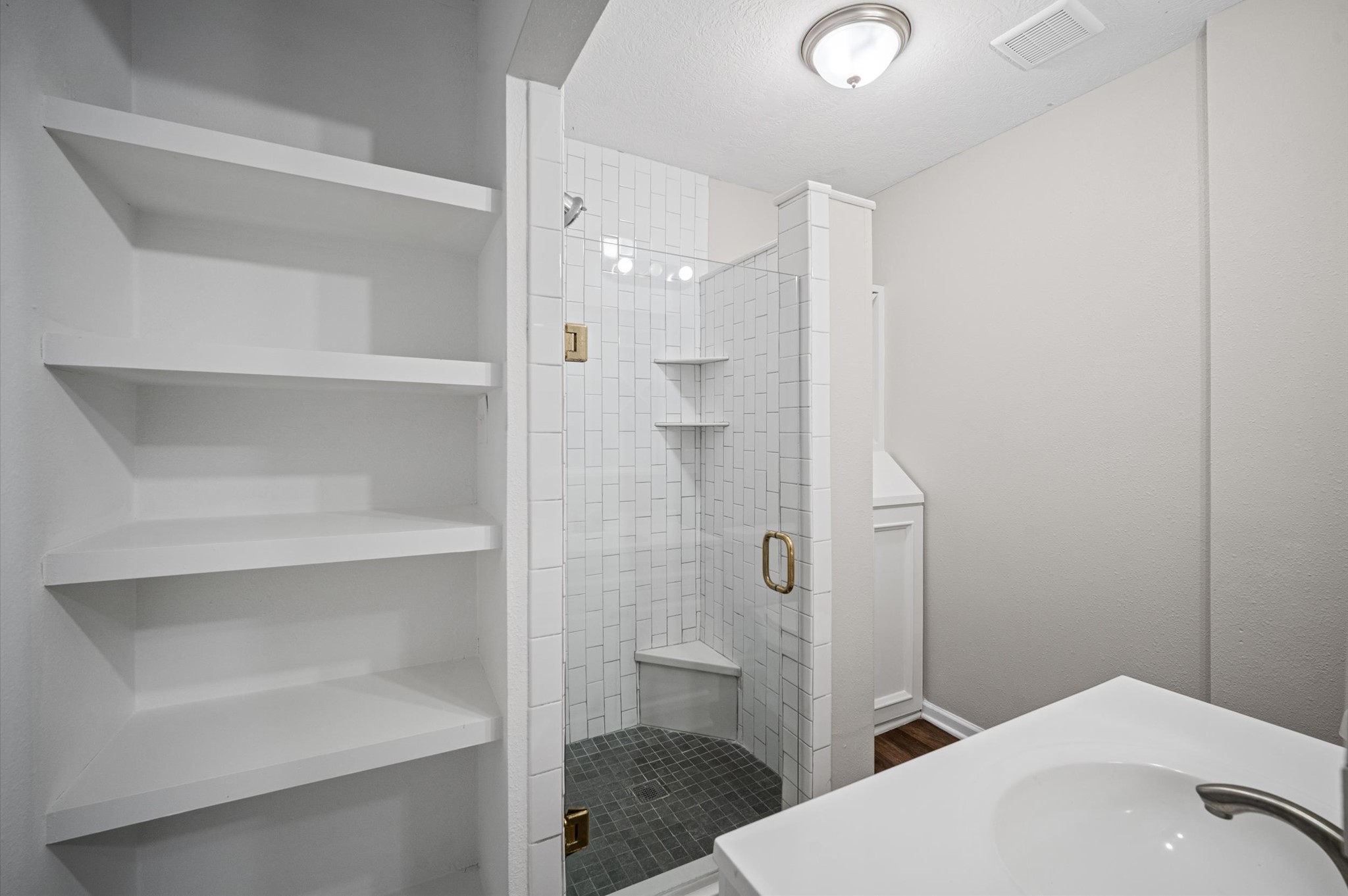 909 King Street Property Photo 16