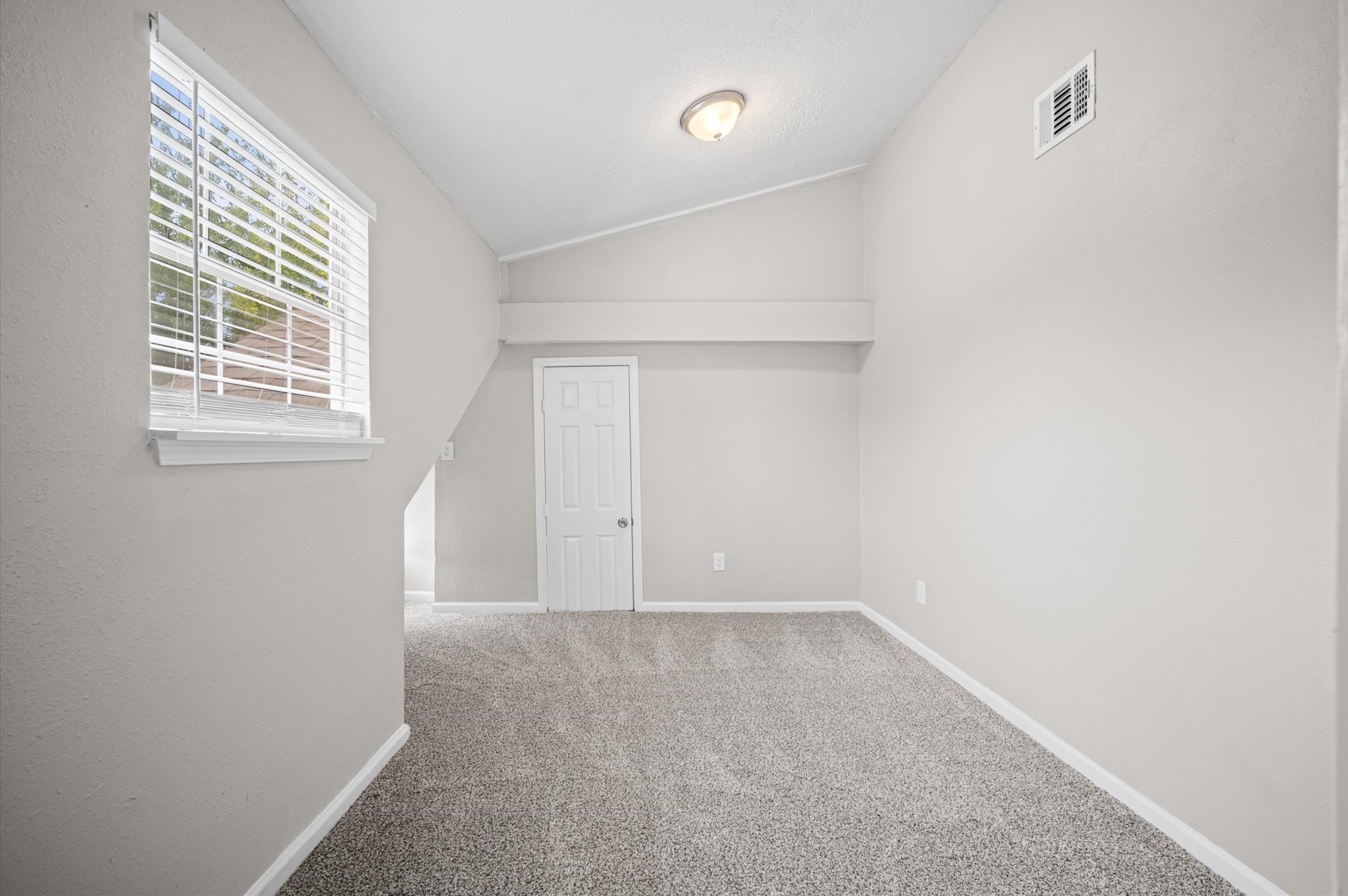 909 King Street Property Photo 26