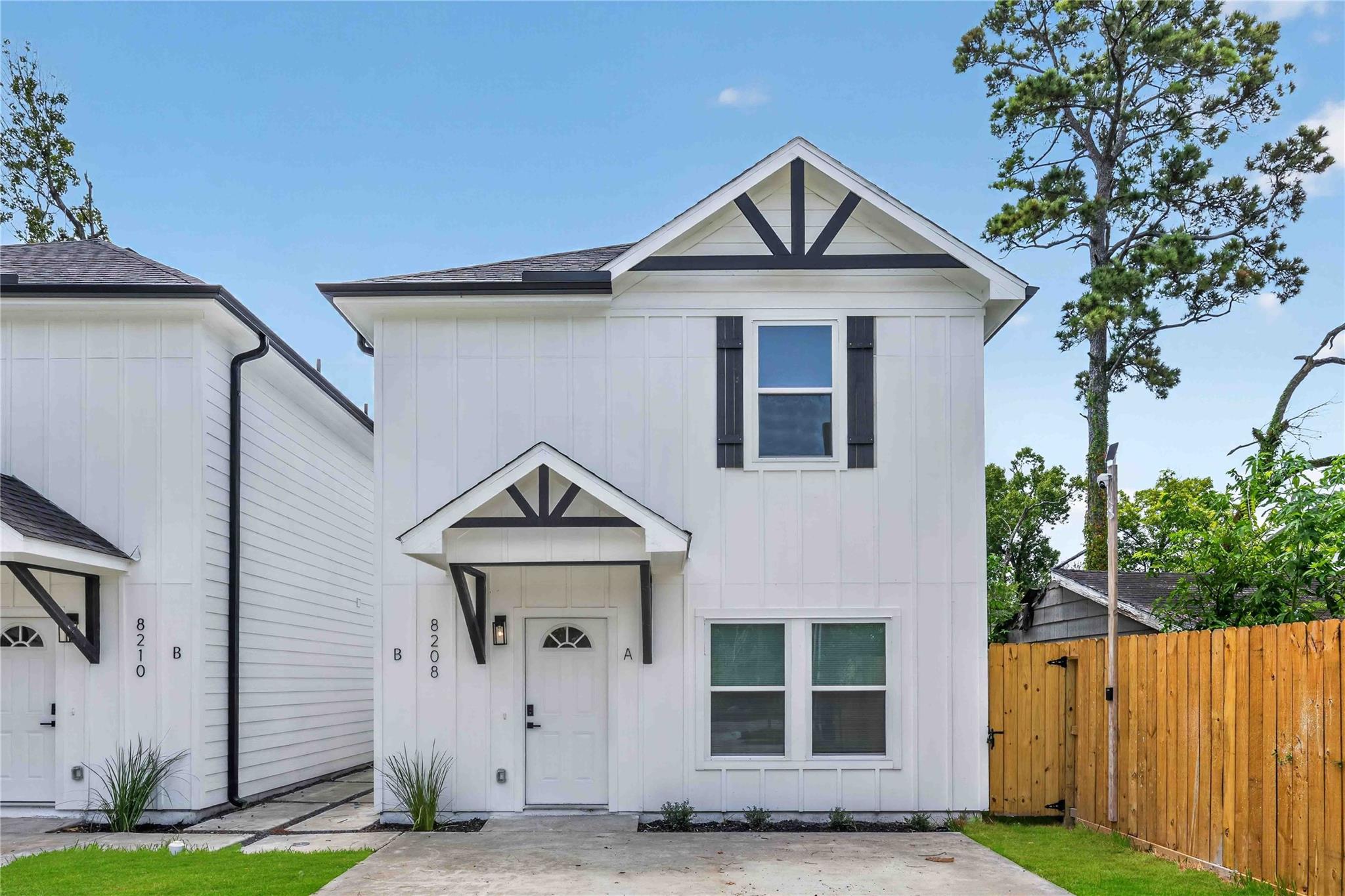 8208 Sterlingshire Street, Houston TX 77078 Property Photo 1