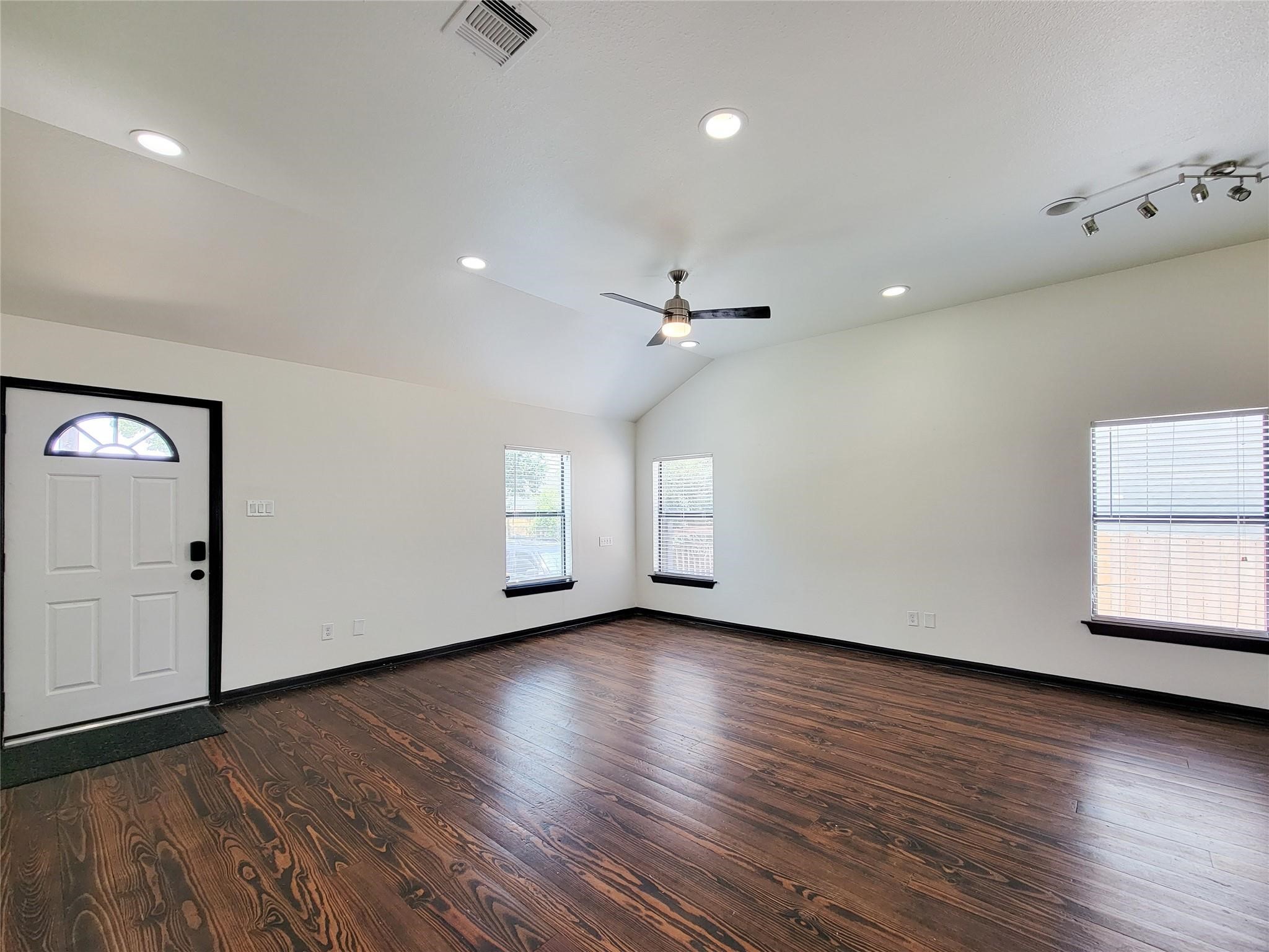 1904 Davis Street Property Photo 4