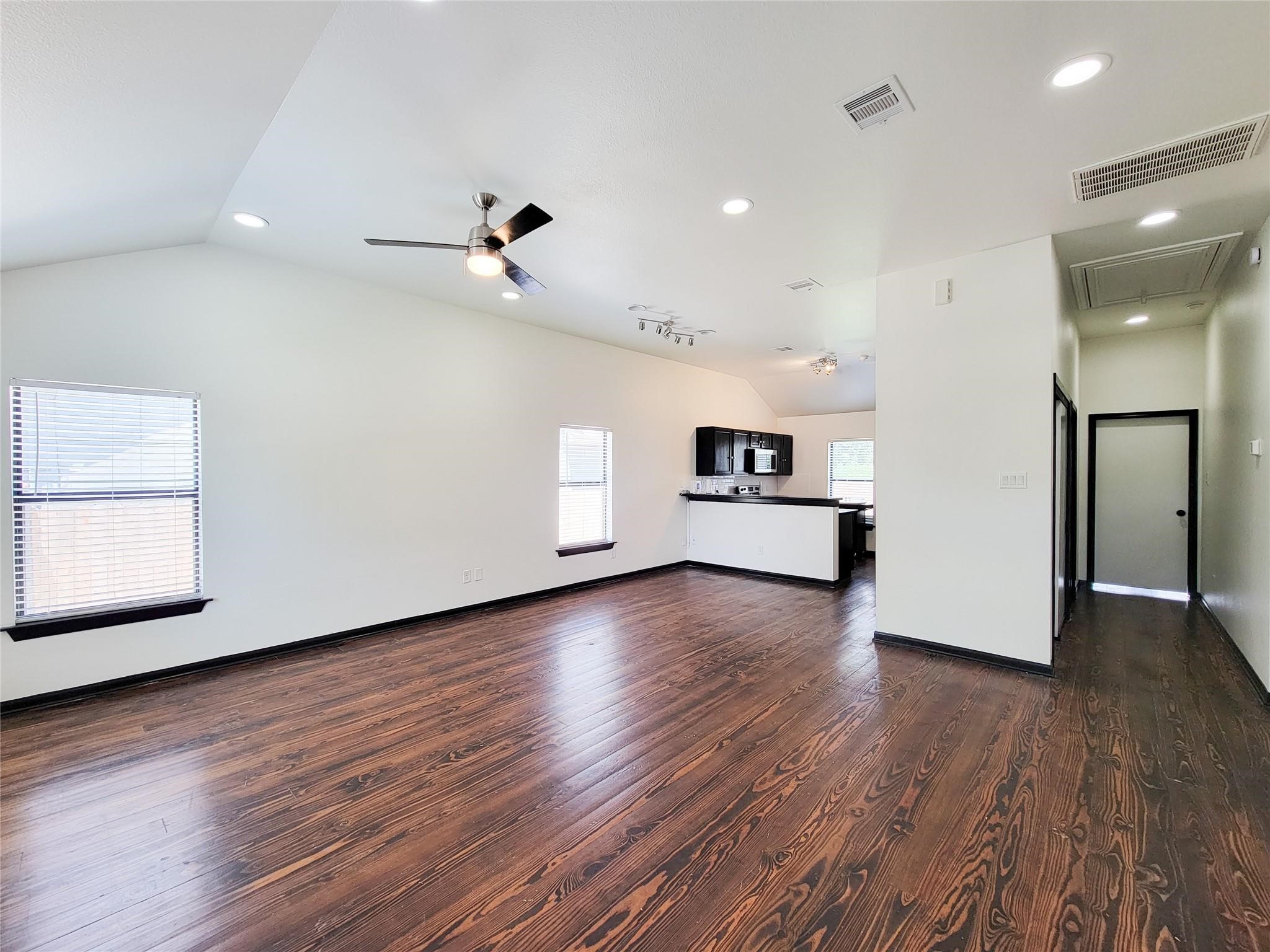 1904 Davis Street Property Photo 5