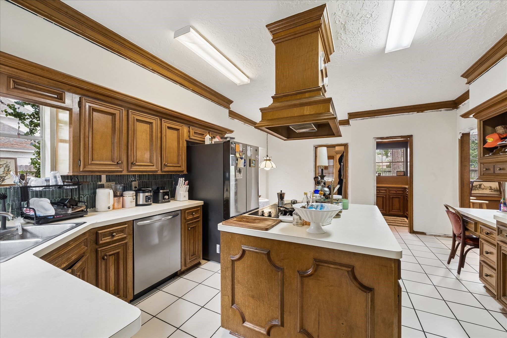 16222 Winchmore Hill Drive Property Photo 3