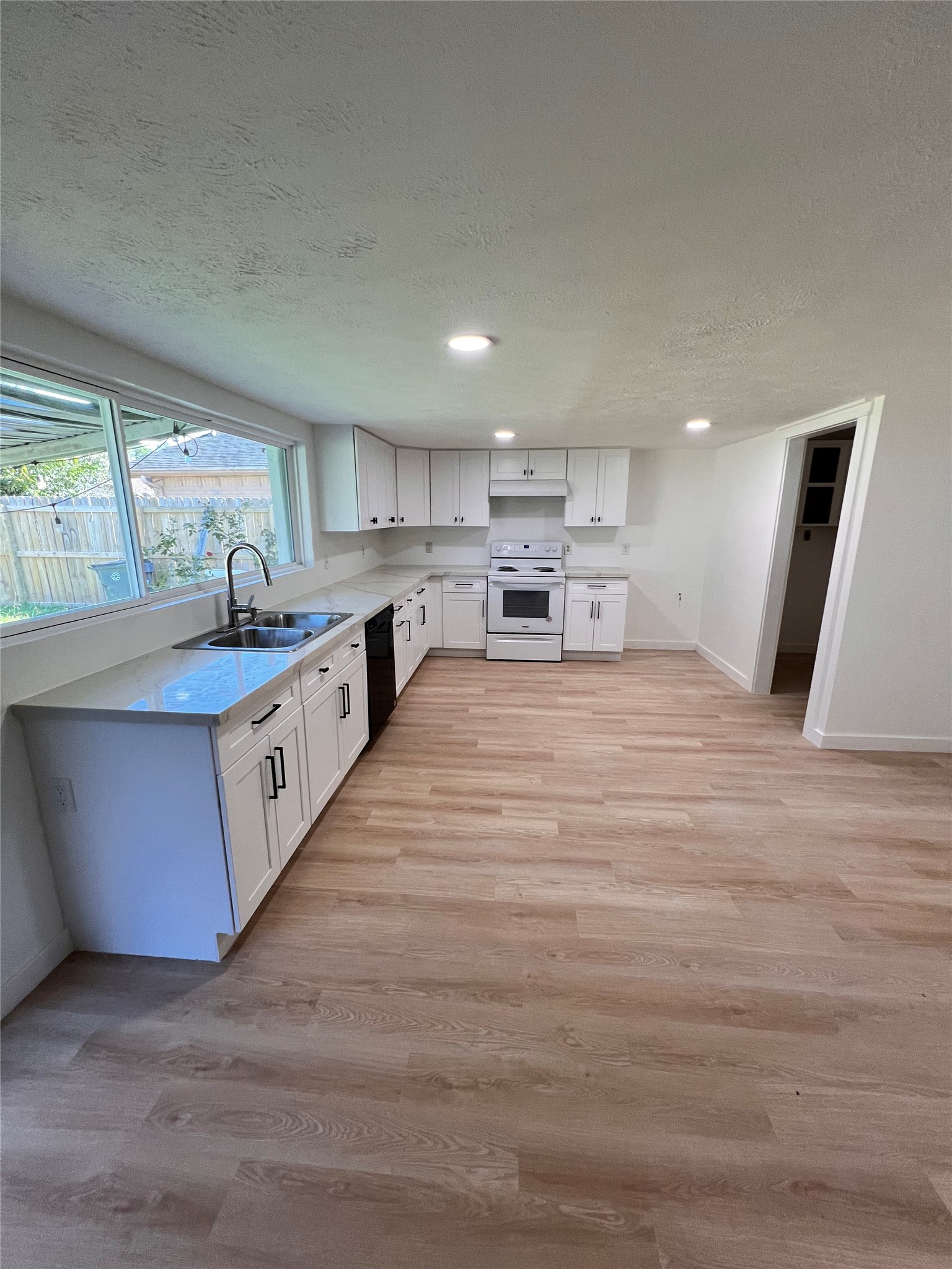 3211 Meadowview Drive Property Photo 3