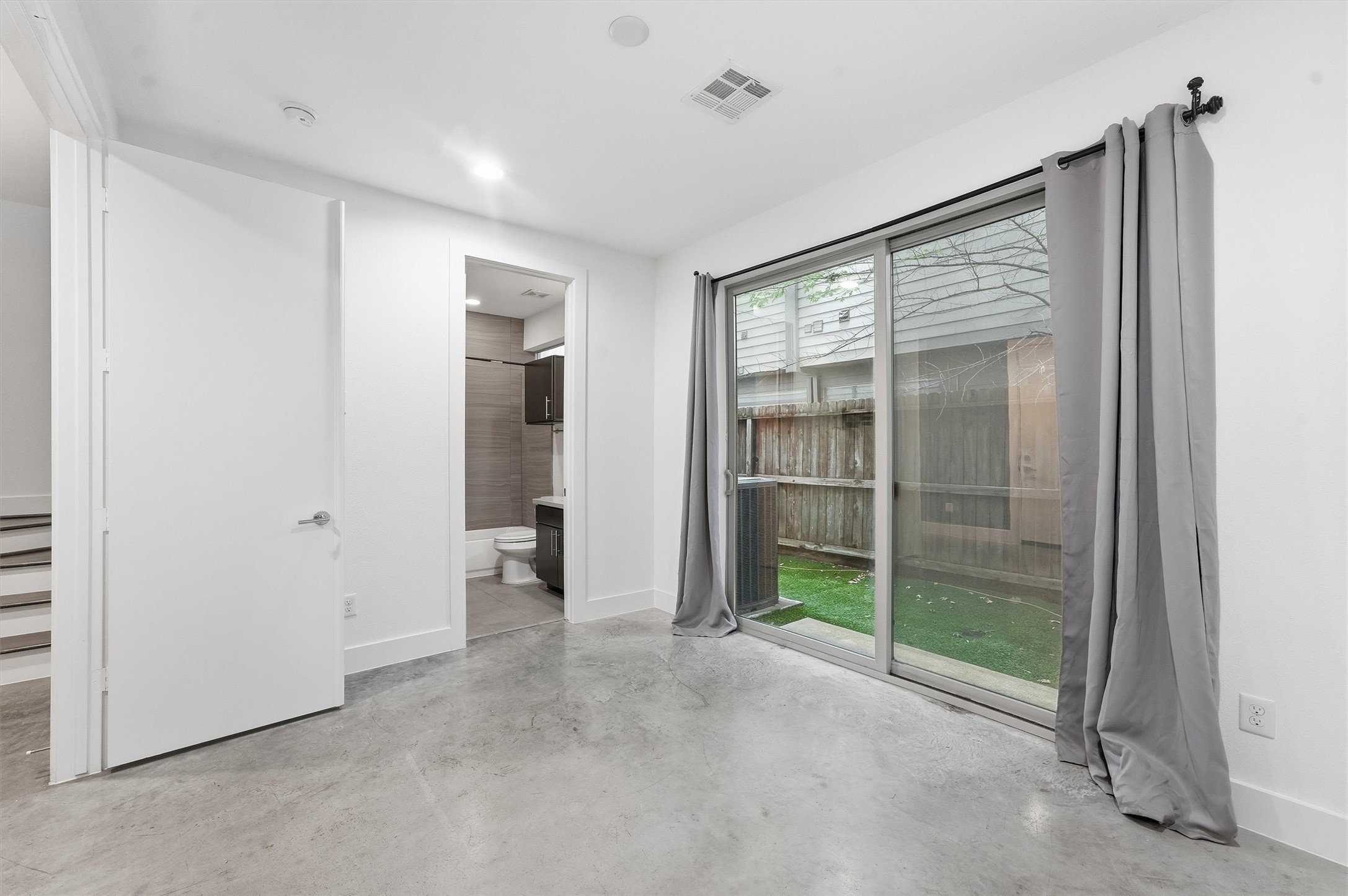 2338 Commerce Street Property Photo 8